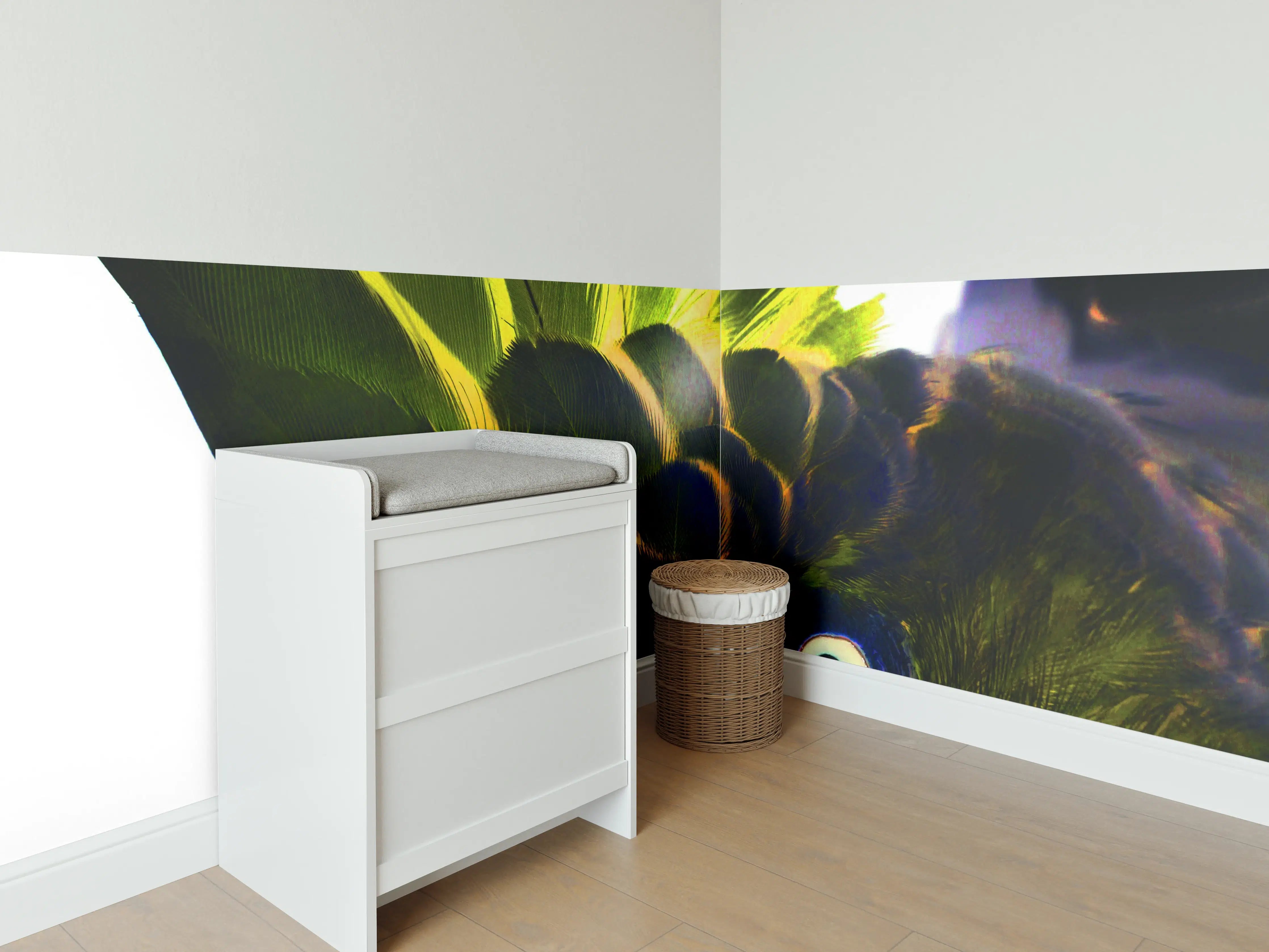 Babyzimmer Wandgestaltung - Bunter Papagei Nahaufnahme