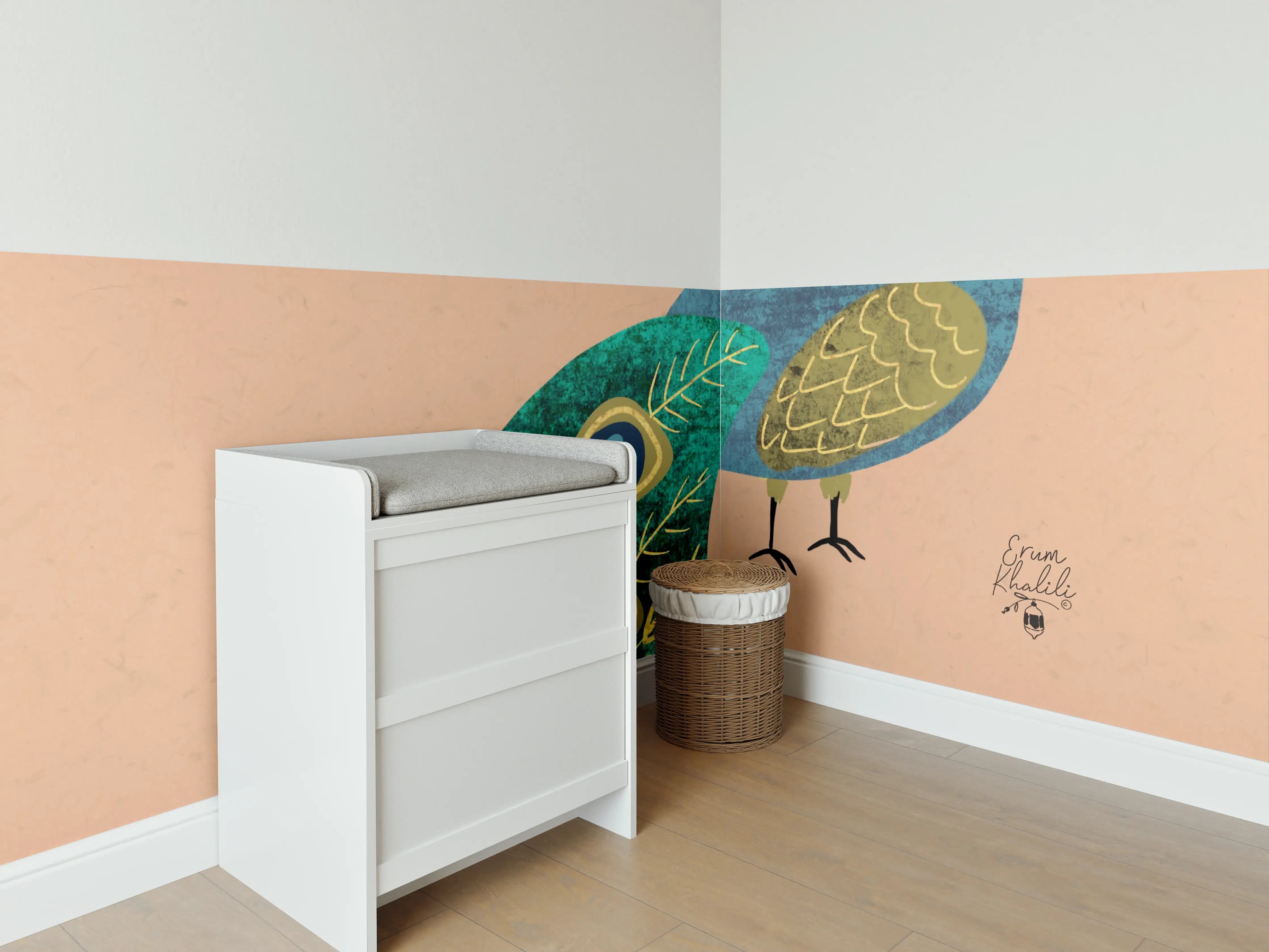 Babyzimmer Wandgestaltung - Bunter Pfauenvogel auf rosafarbenem Hintergrund