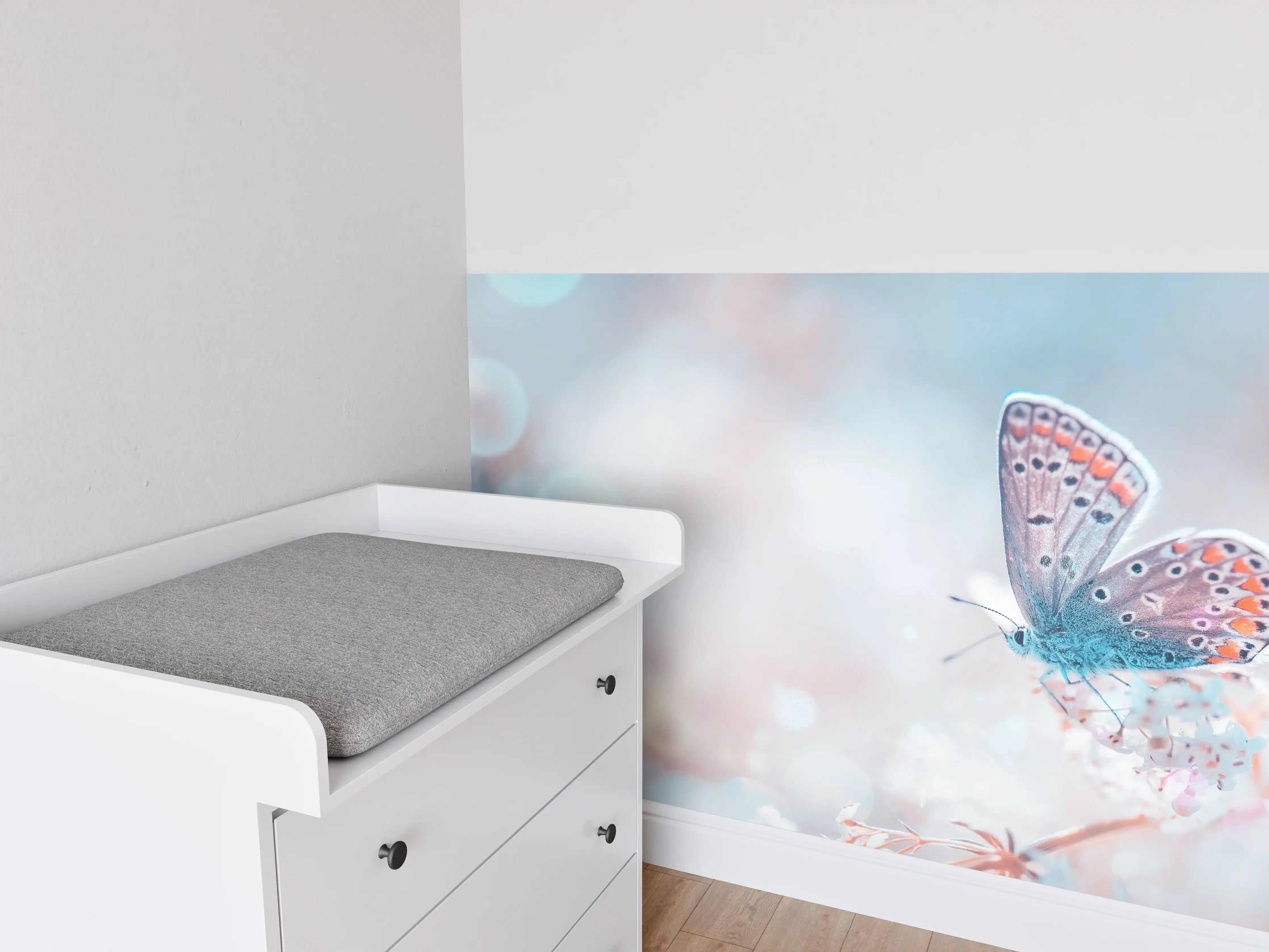 Babyzimmer Wandgestaltung - Bunter Schmetterling im Blütenmeer