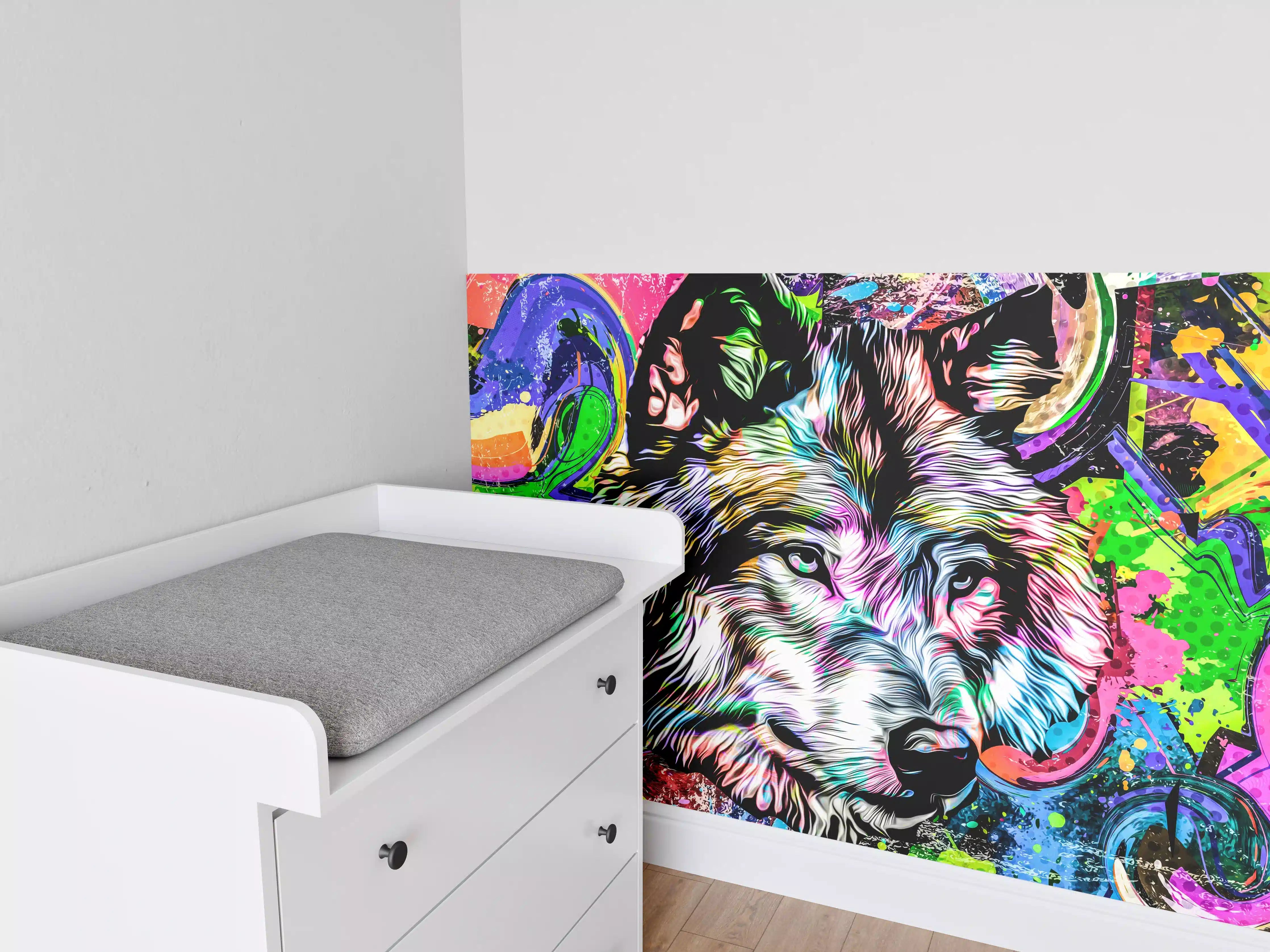 Babyzimmer Wandgestaltung - Bunter Wolfskopf mit abstrakten Elementen