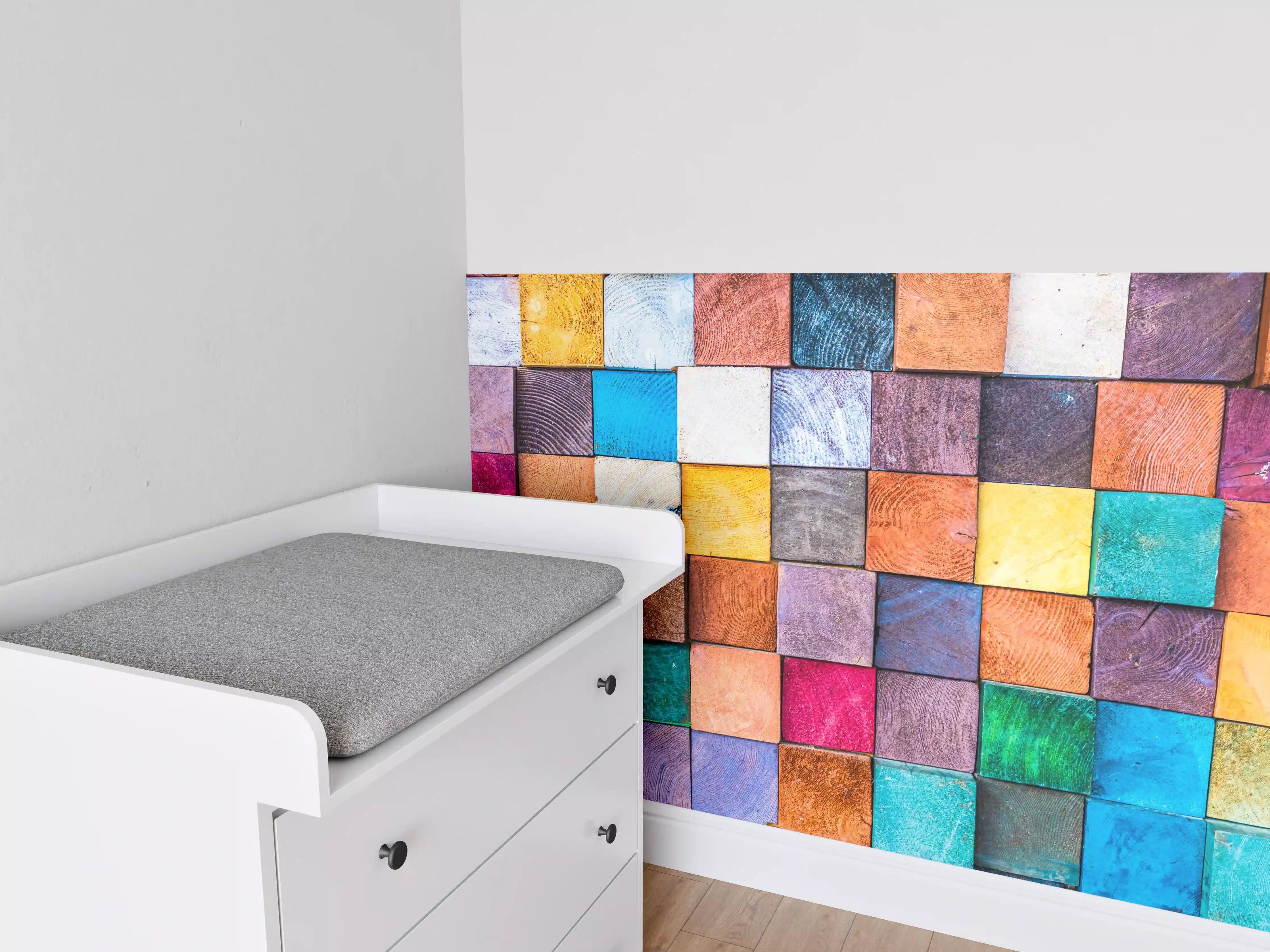 Babyzimmer Wandgestaltung - Buntes Holzstapelmuster