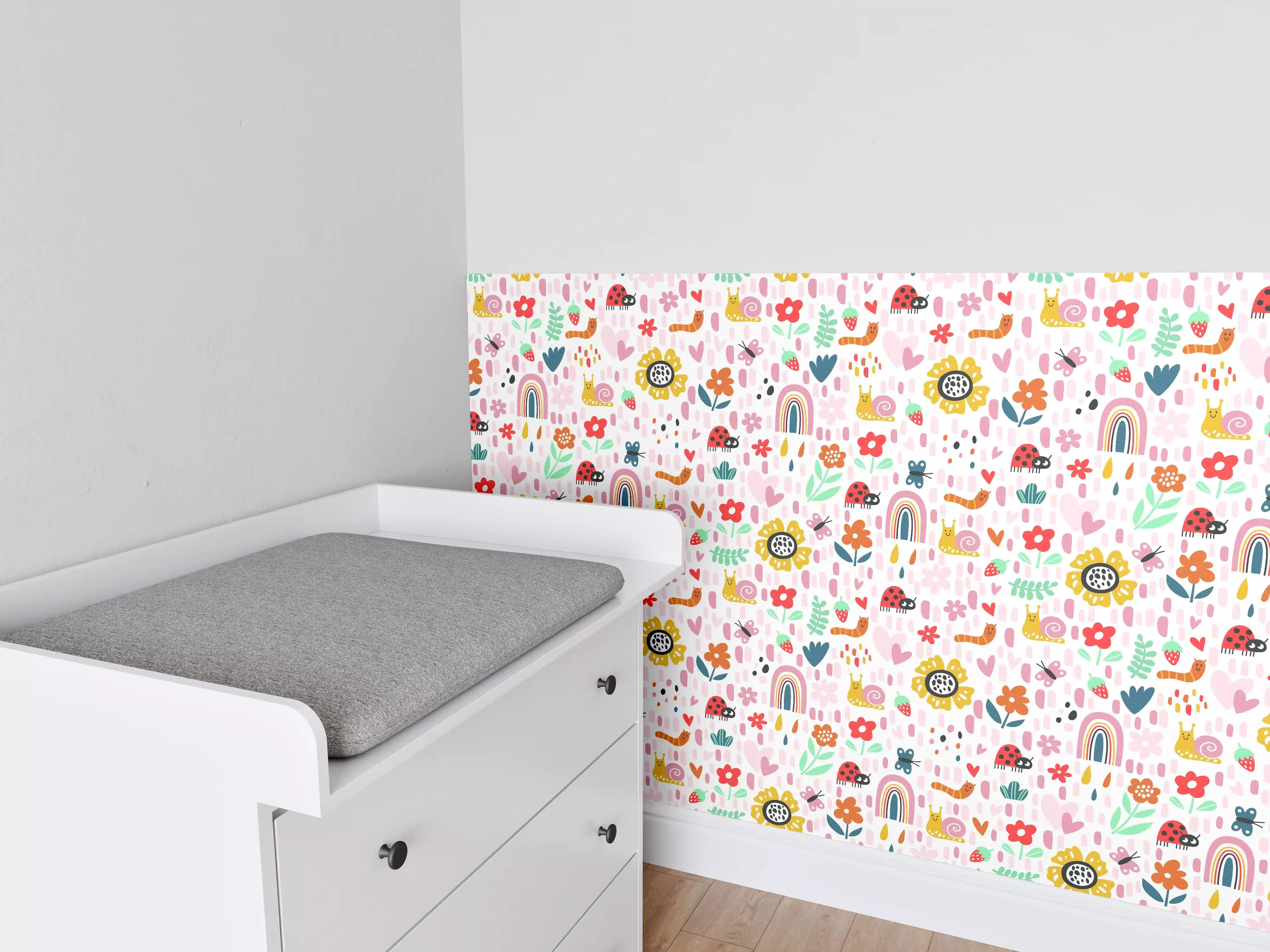 Babyzimmer Wandgestaltung - Buntes Kinder-Design mit Blumen und Regenbögen