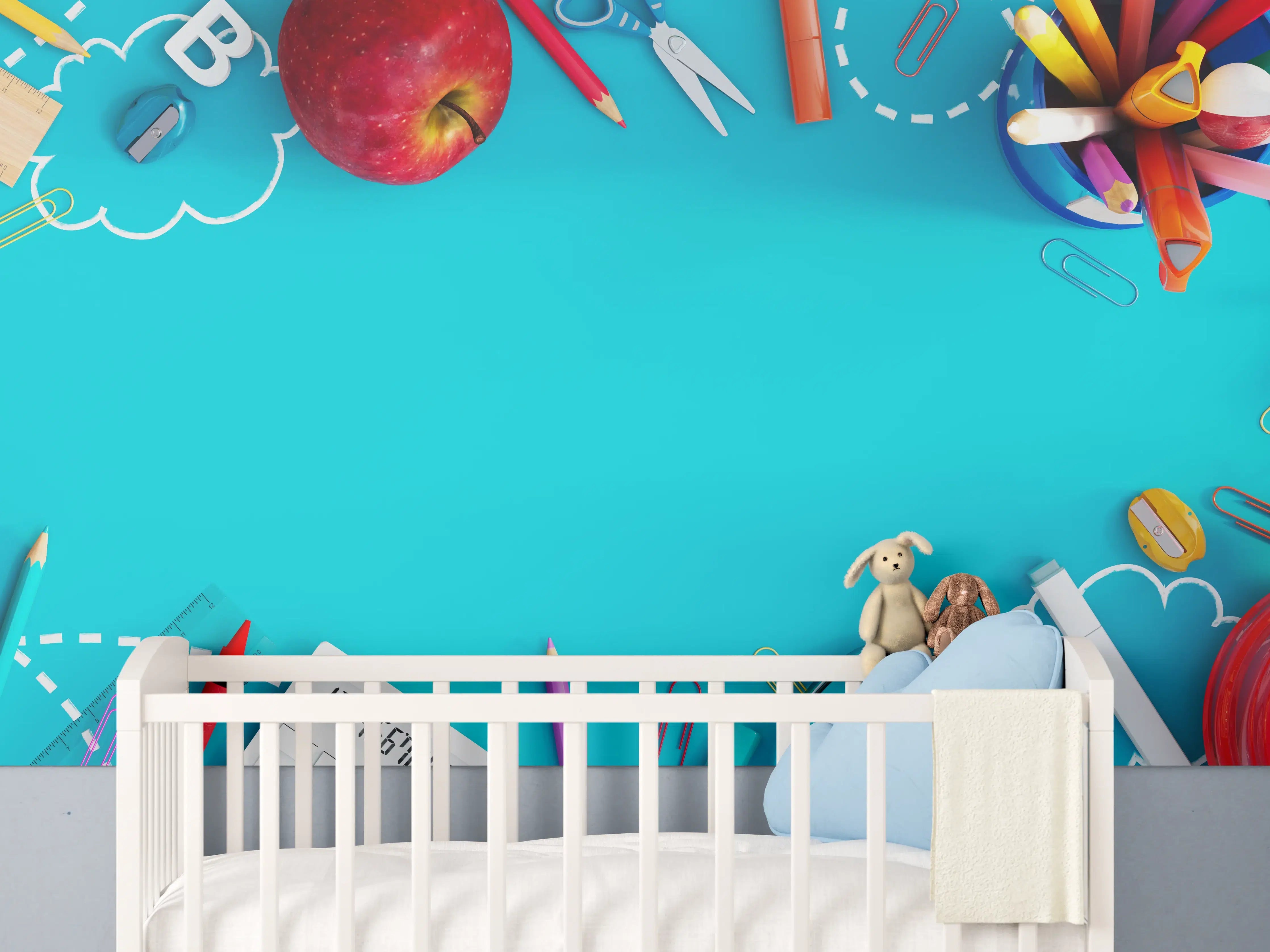 Babyzimmer Wandgestaltung - Buntes Schulmaterial auf Türkis