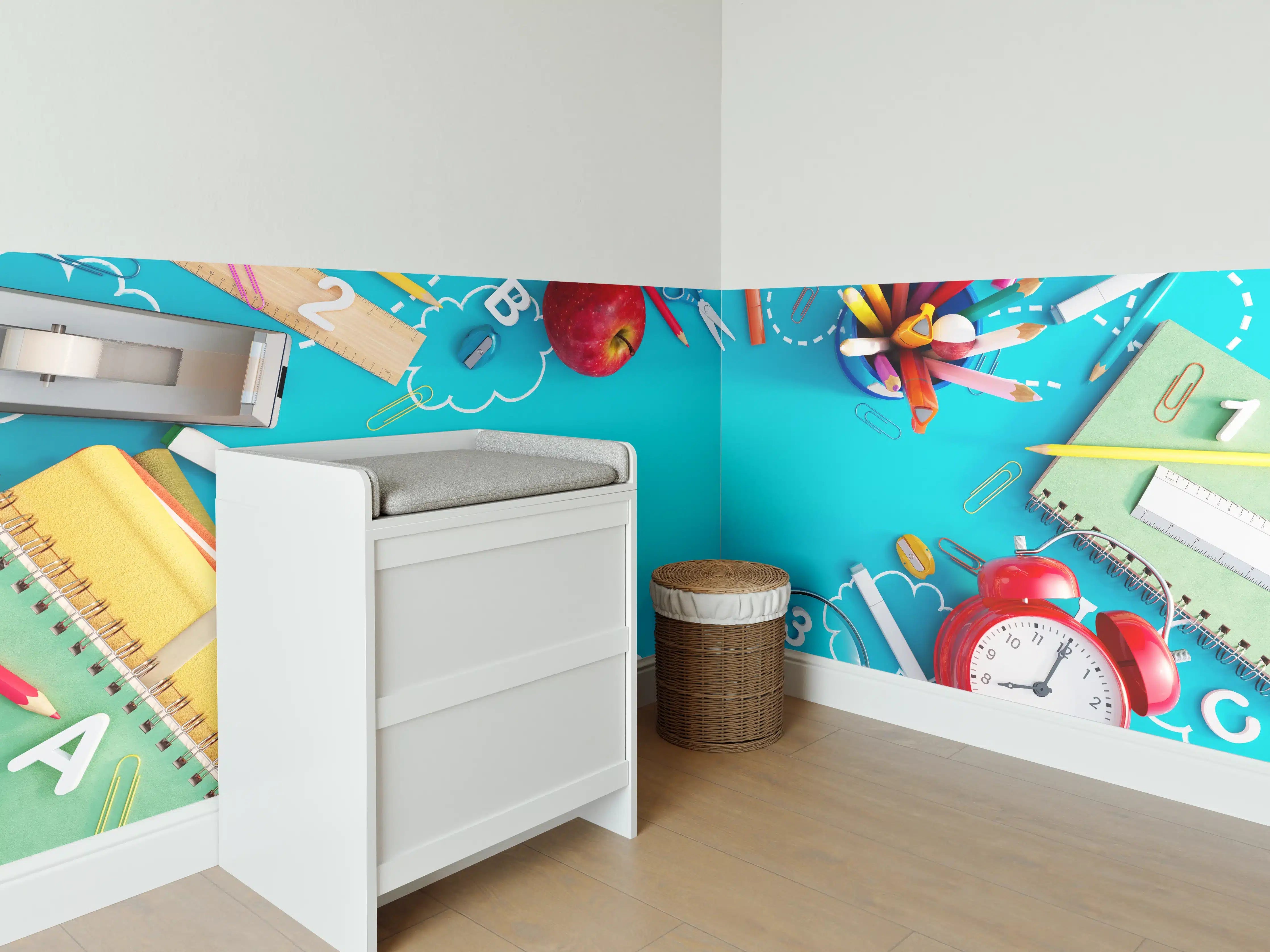 Babyzimmer Wandgestaltung - Buntes Schulmaterial auf Türkis