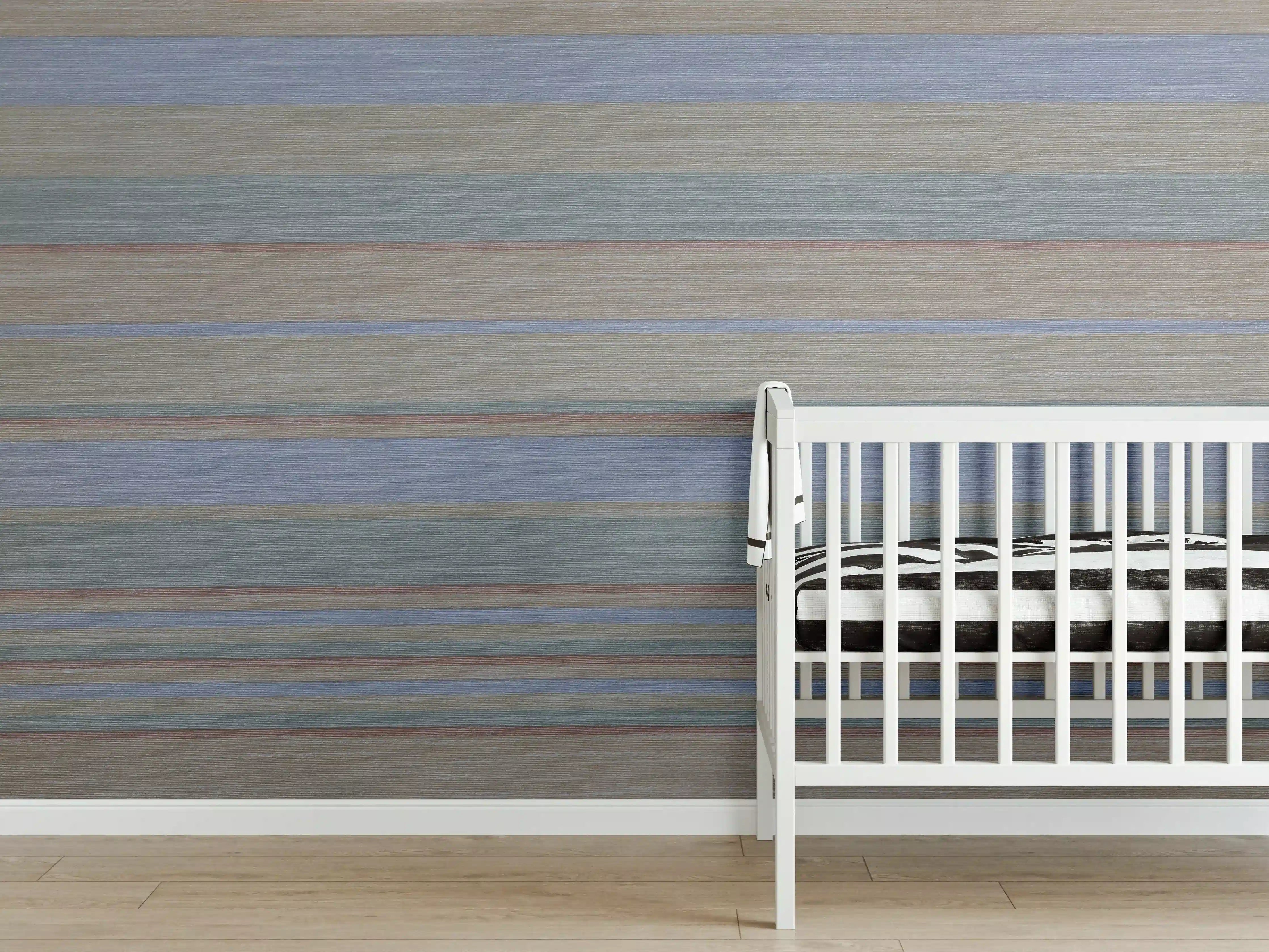 Babyzimmer Wandgestaltung - Buntes Streifenmuster auf Grunge-Papier