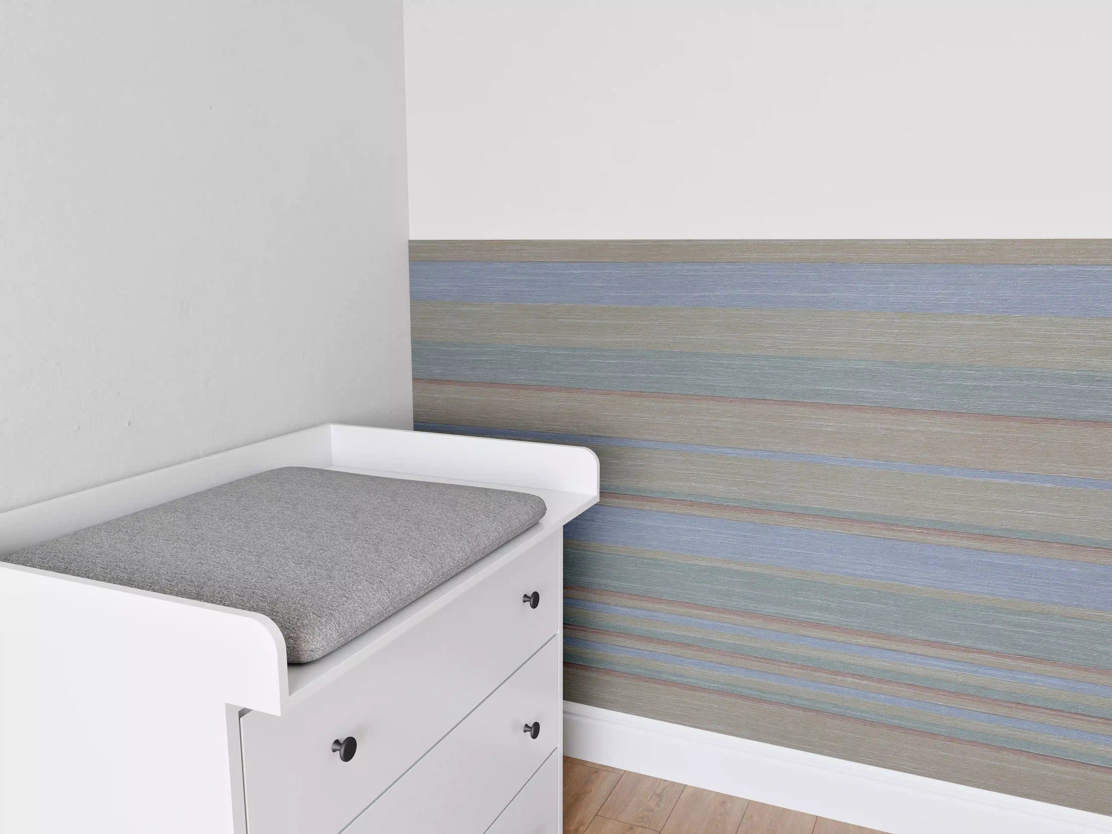 Babyzimmer Wandgestaltung - Buntes Streifenmuster auf Grunge-Papier