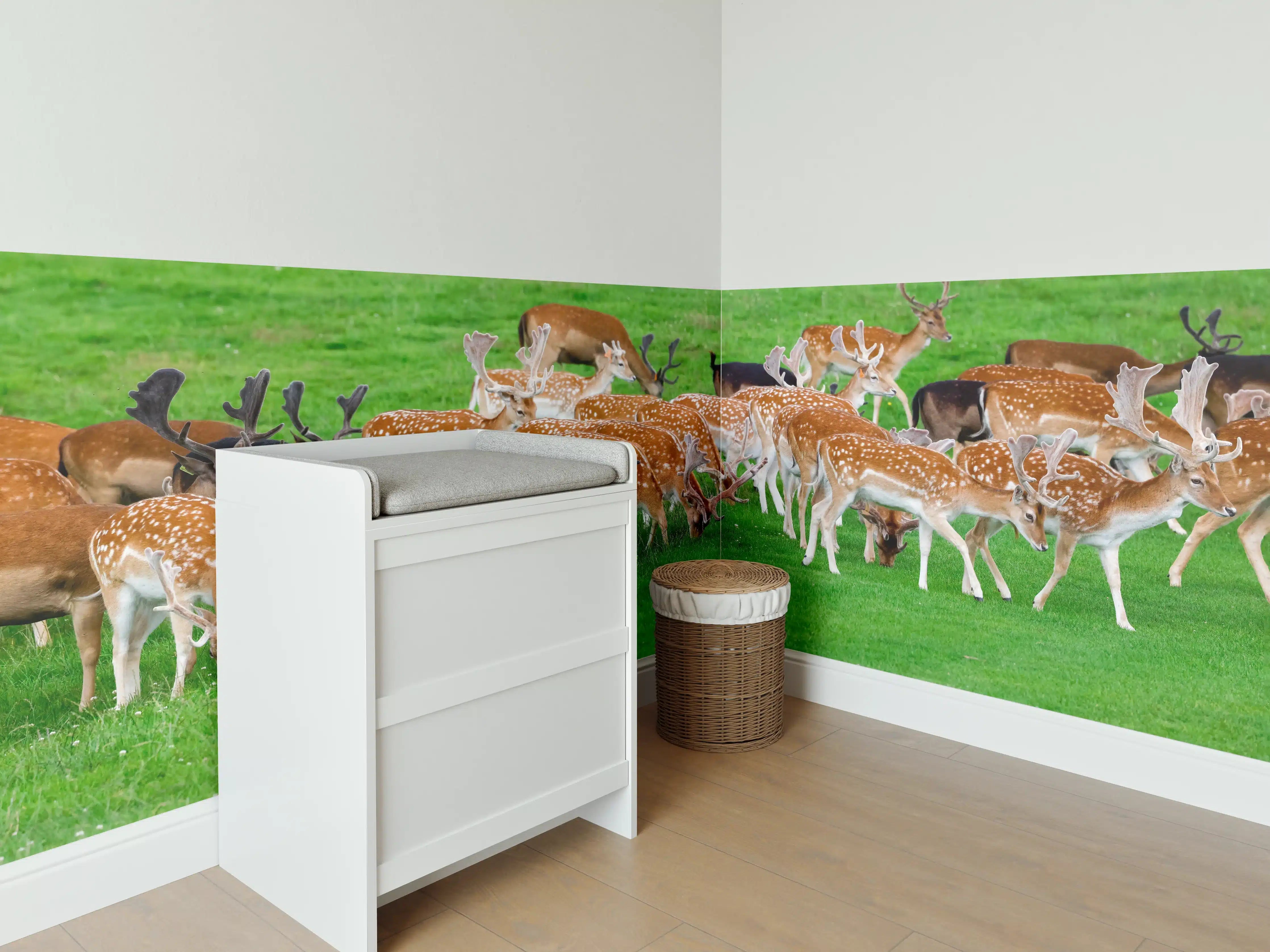 Babyzimmer Wandgestaltung - Damwild-Herde auf grüner Wiese