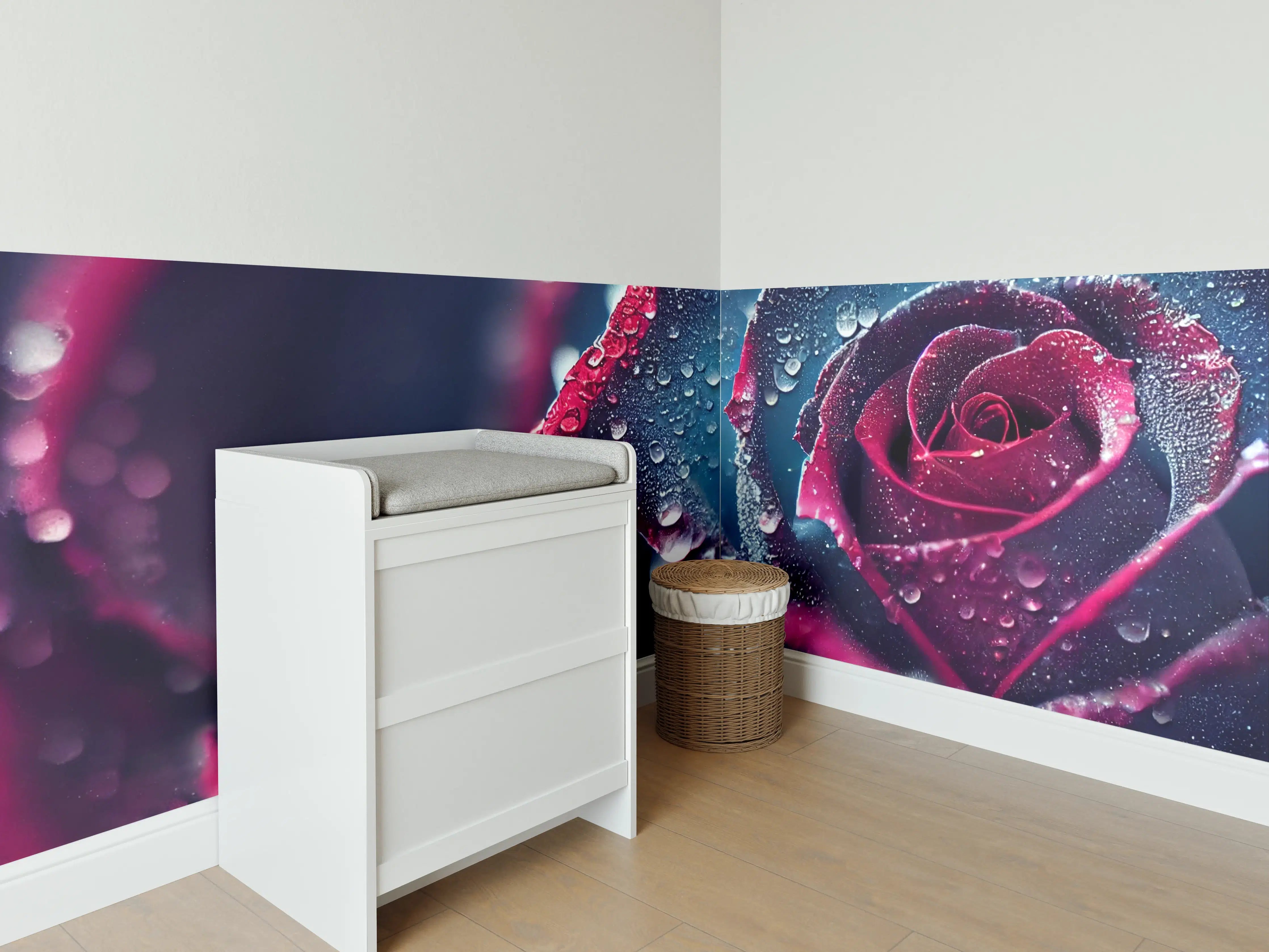 Babyzimmer Wandgestaltung - Detaillierte Nahaufnahme einer dunklen Rose mit Wassertröpfchen