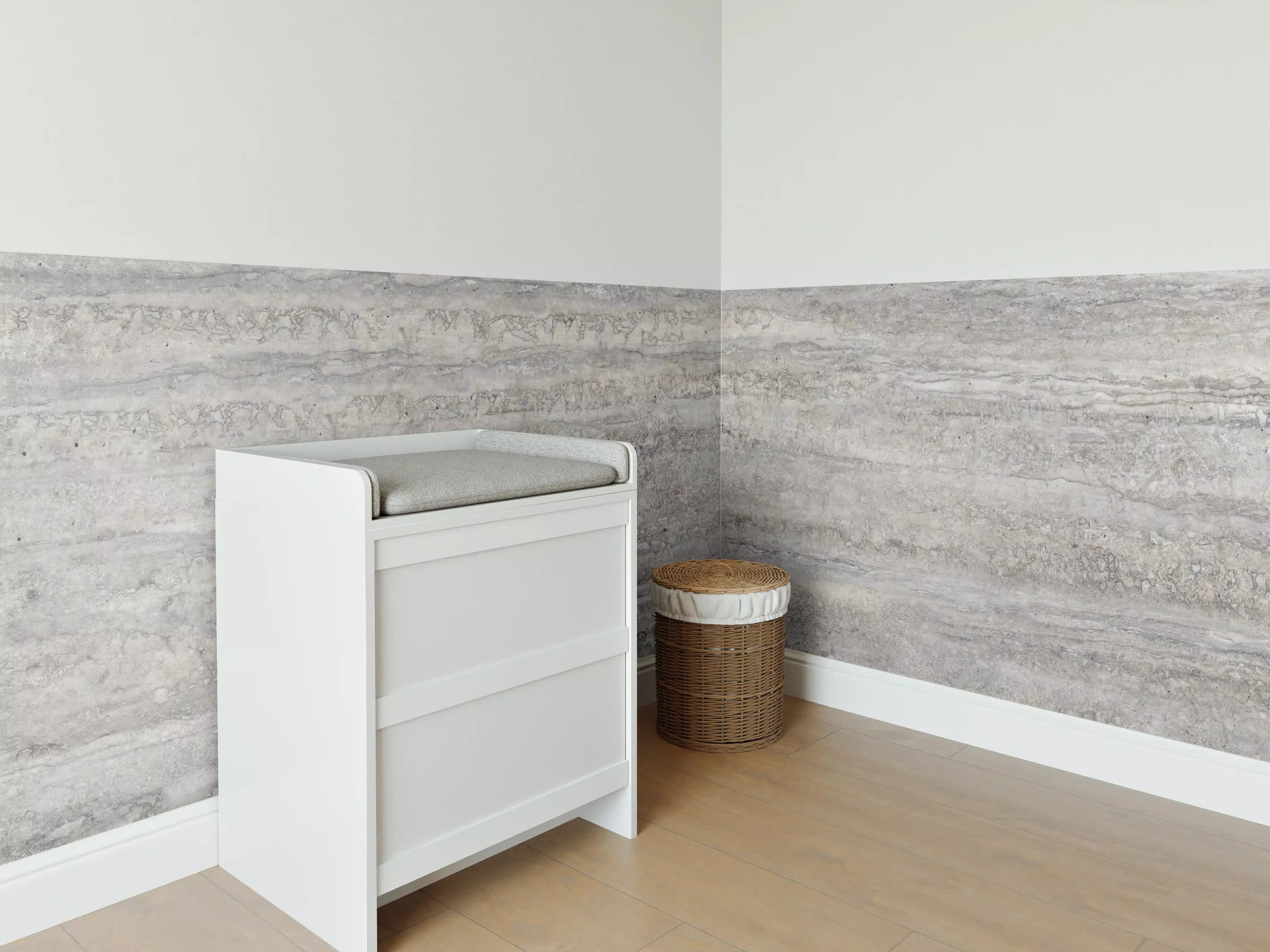 Babyzimmer Wandgestaltung - Dezenter Travertin Marmor