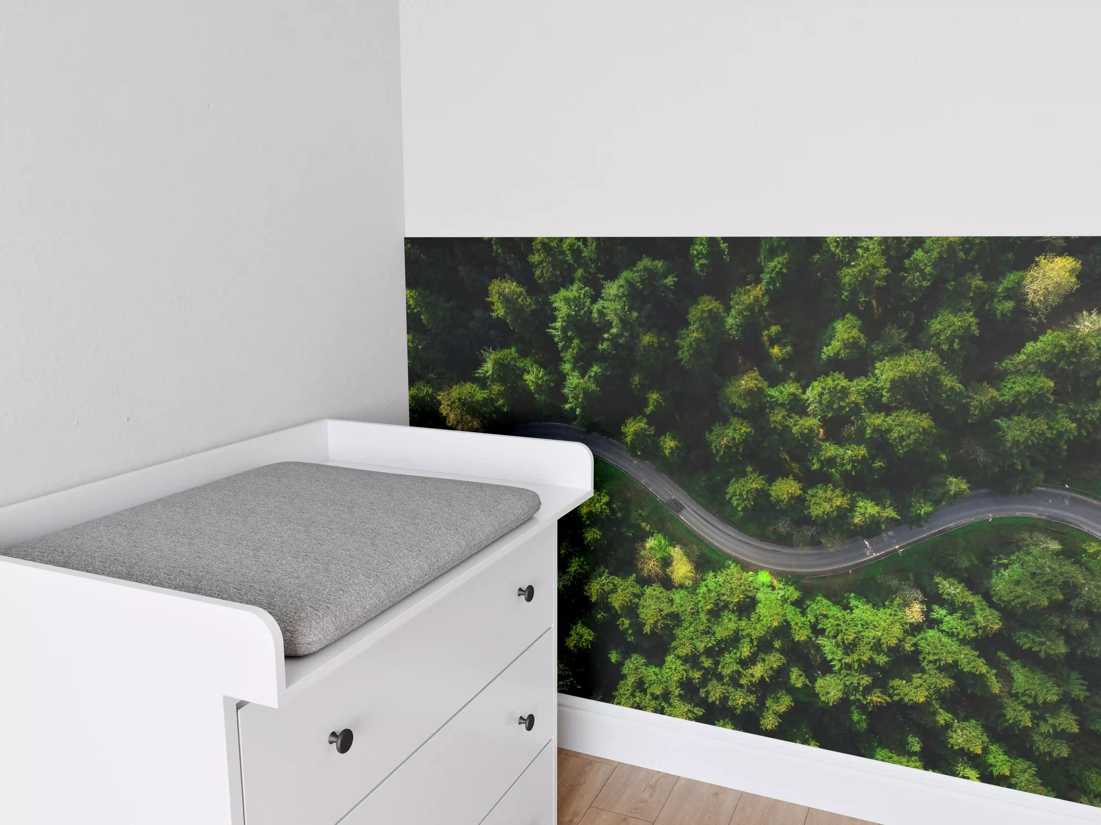Babyzimmer Wandgestaltung - Dichte grüne Baumlandschaft mit kurviger Straße