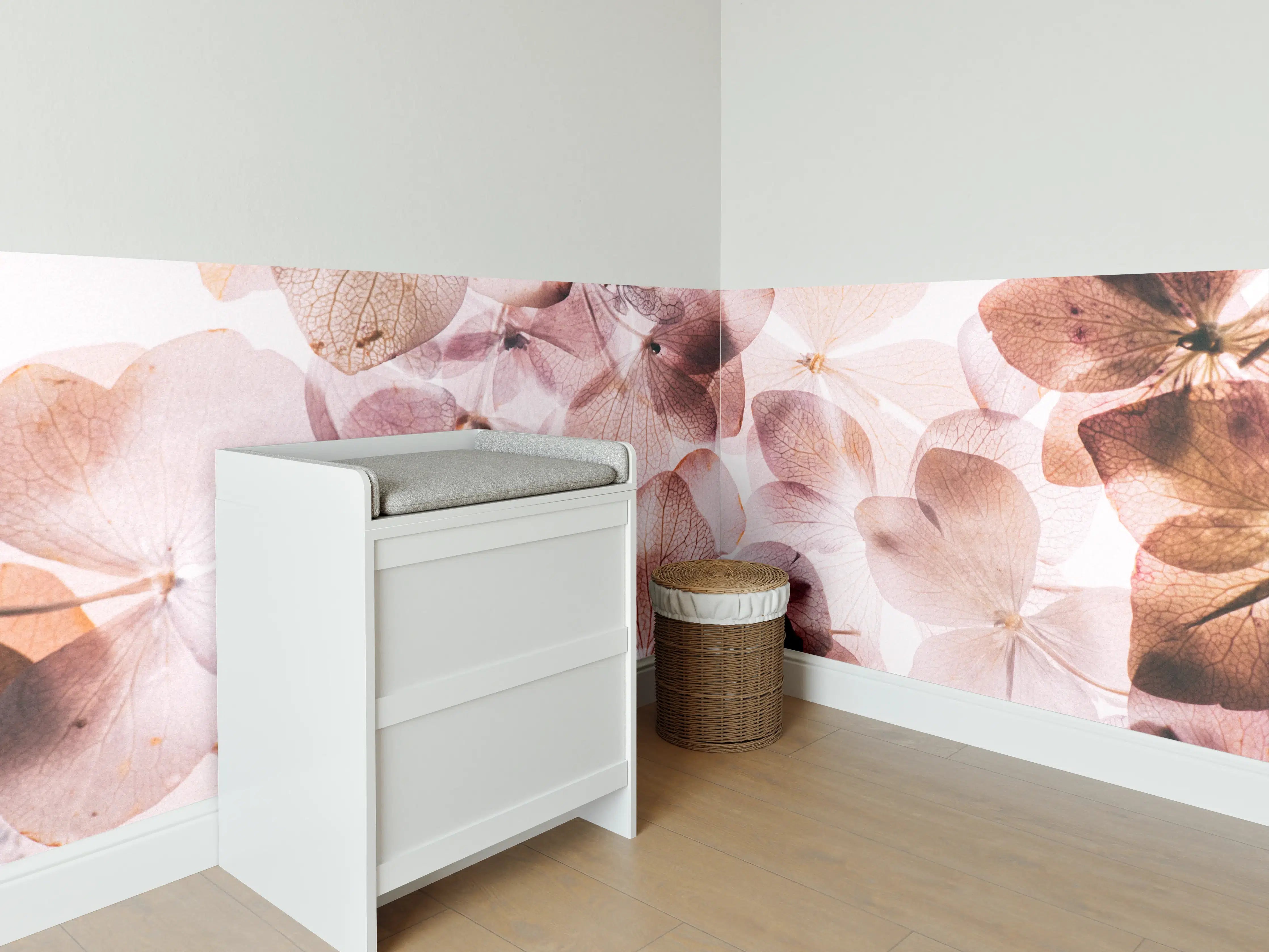 Babyzimmer Wandgestaltung - Dünne rosafarbige Hortensienblüten
