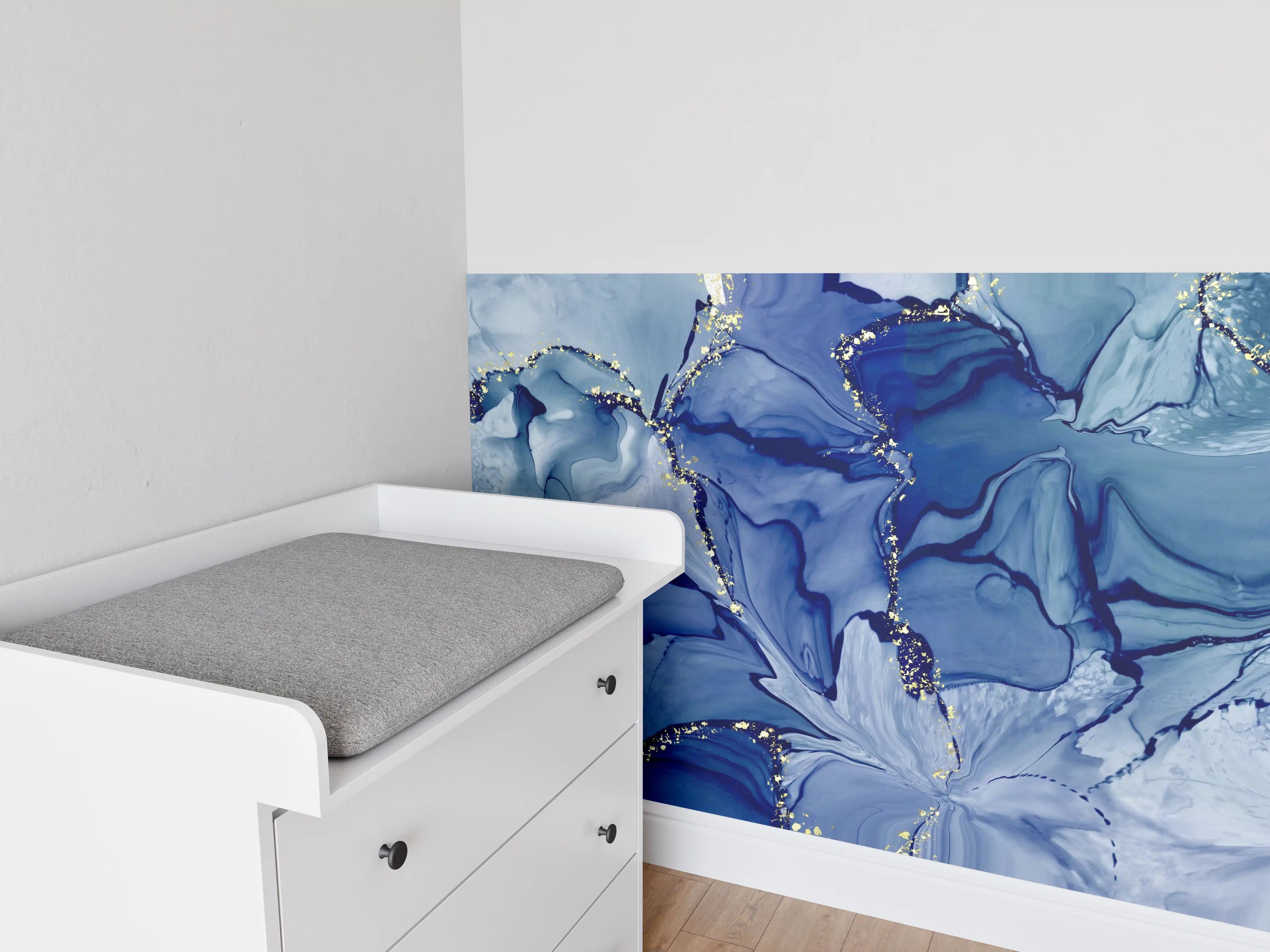 Babyzimmer Wandgestaltung - Dunkelblaue Tinte mit Goldelementen