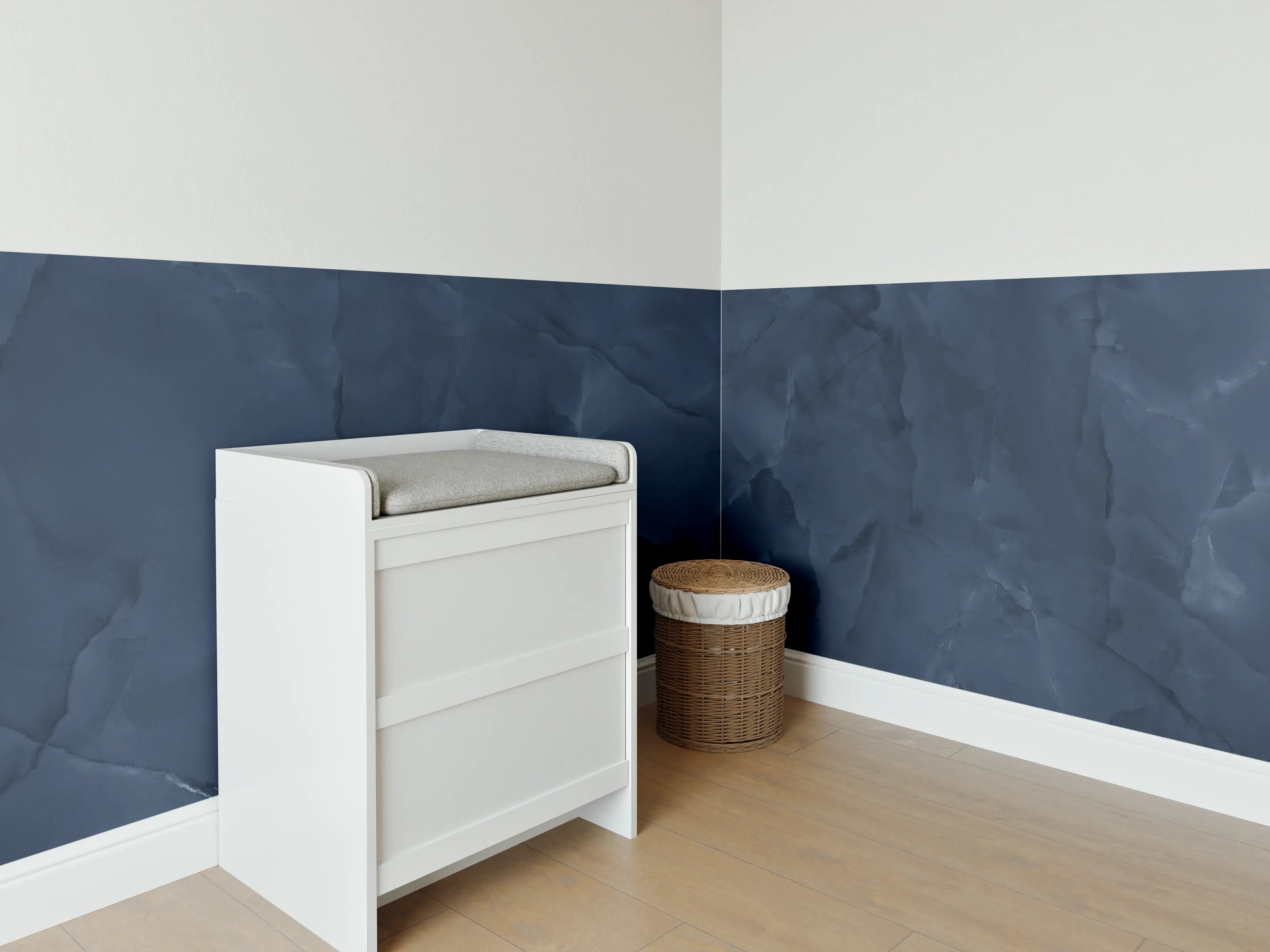 Babyzimmer Wandgestaltung - Dunkelblauer Onyx-Marmor