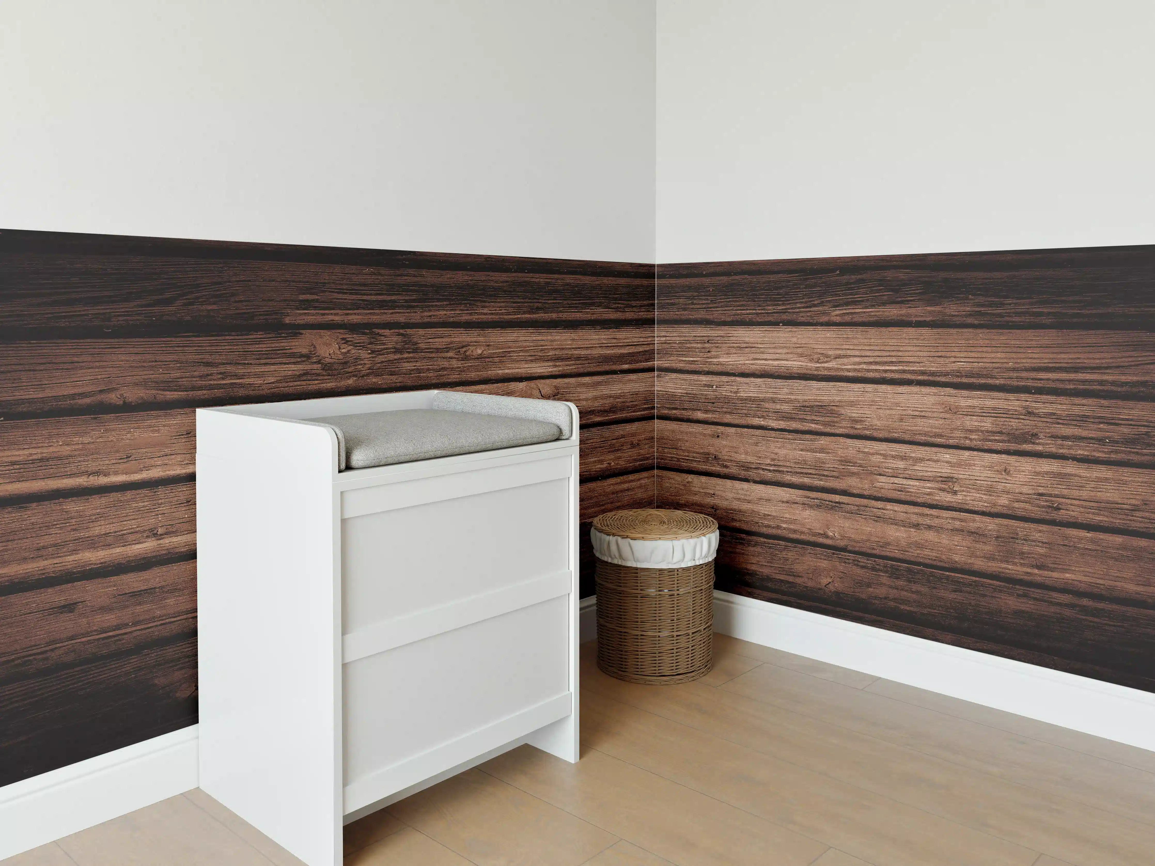 Babyzimmer Wandgestaltung - Dunkelbraun-rustikale Holzplanken
