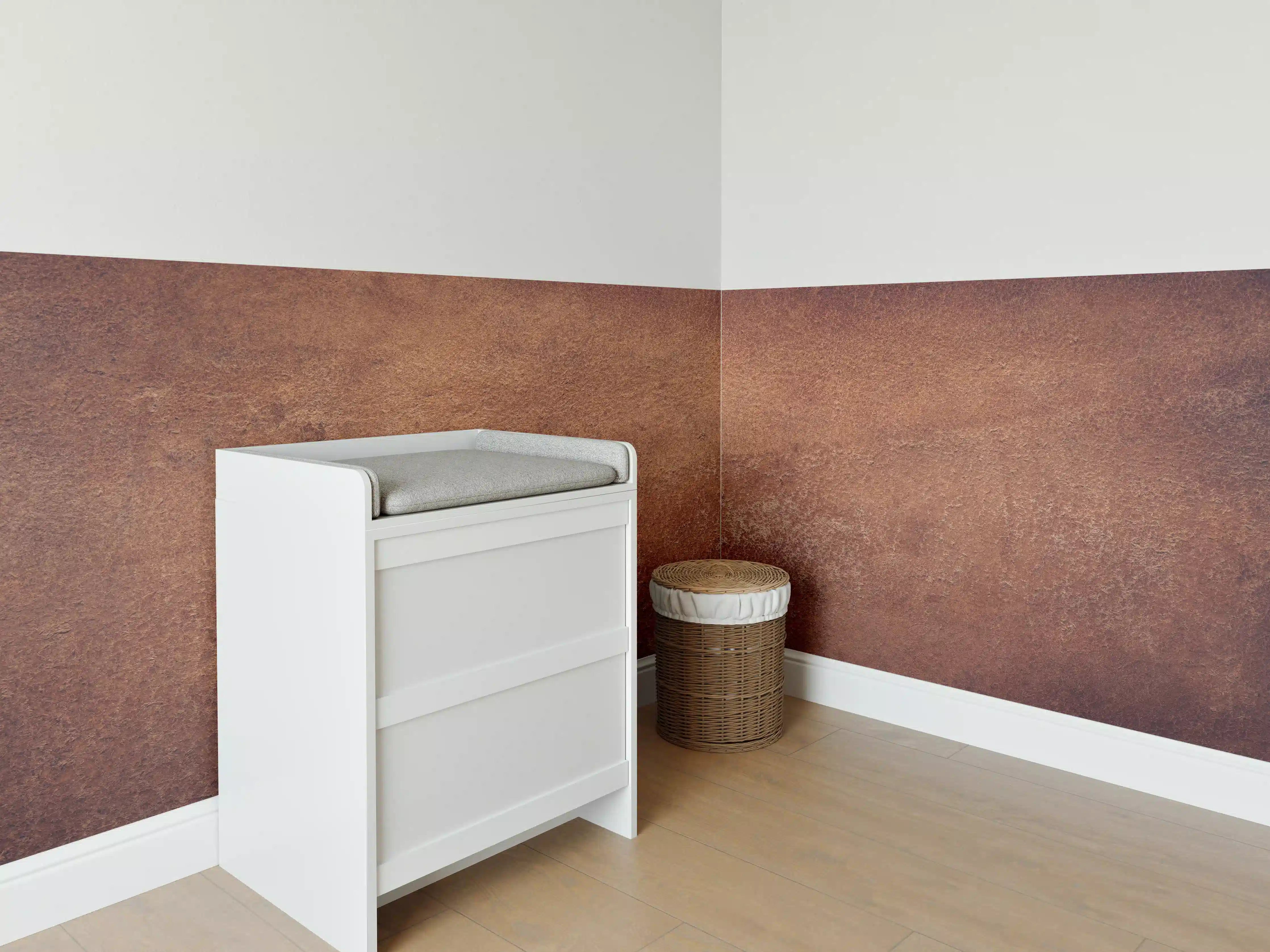 Babyzimmer Wandgestaltung - Dunkelbraune Ledertextur