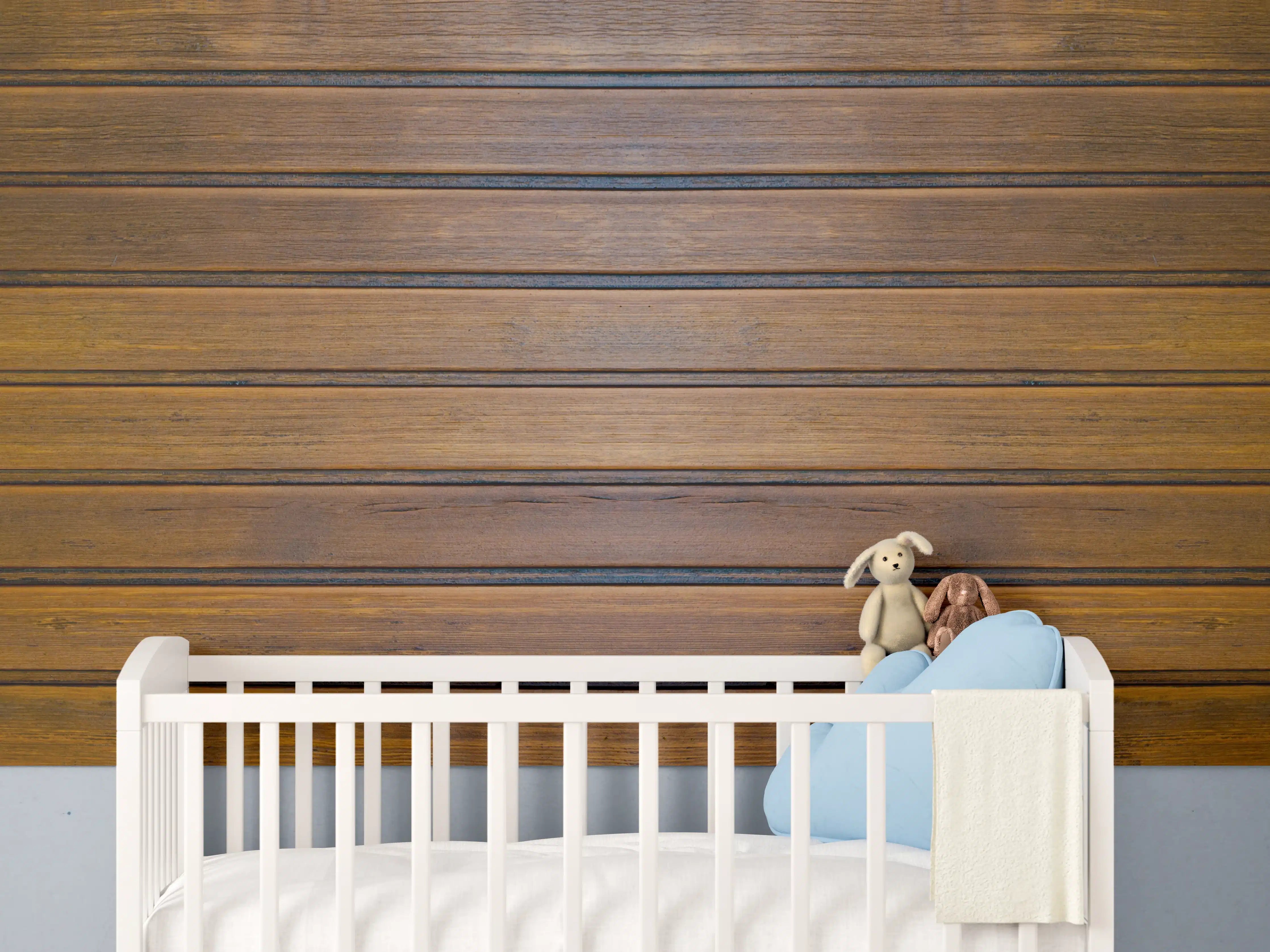 Babyzimmer Wandgestaltung - Dunkelbraune glänzende Holztextur