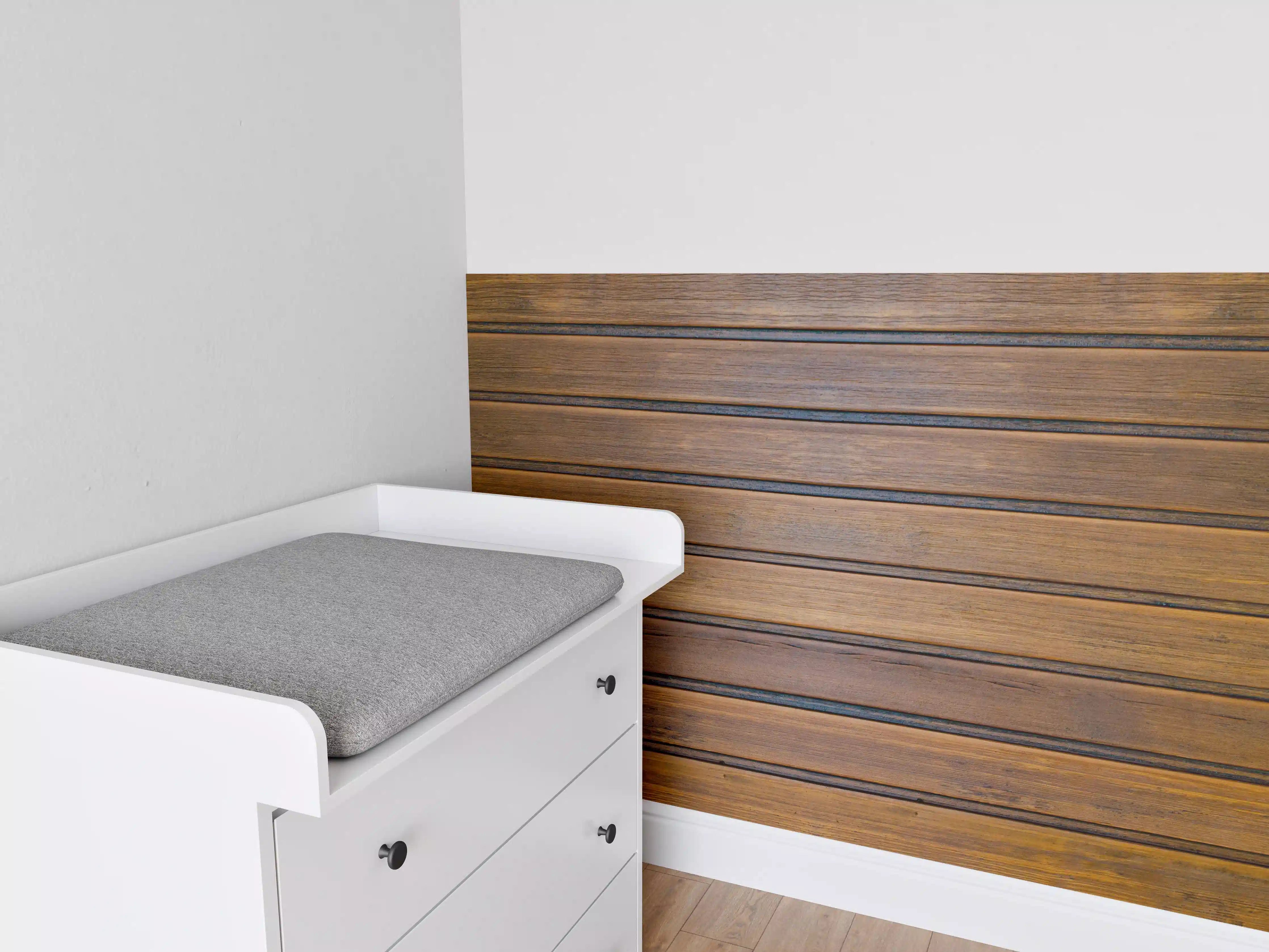 Babyzimmer Wandgestaltung - Dunkelbraune glänzende Holztextur