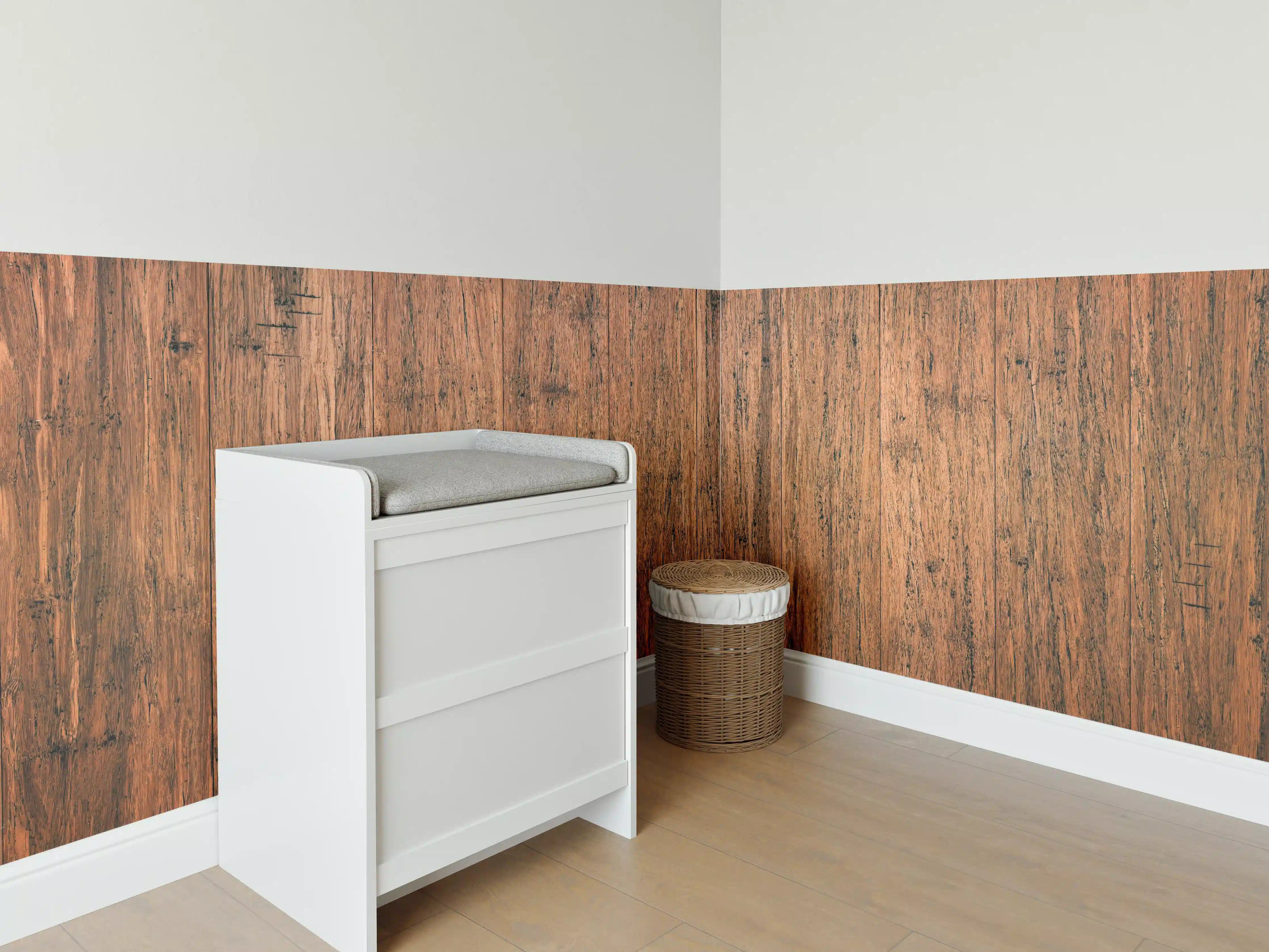 Babyzimmer Wandgestaltung - Dunkelbraunes rustikales Holzbrett