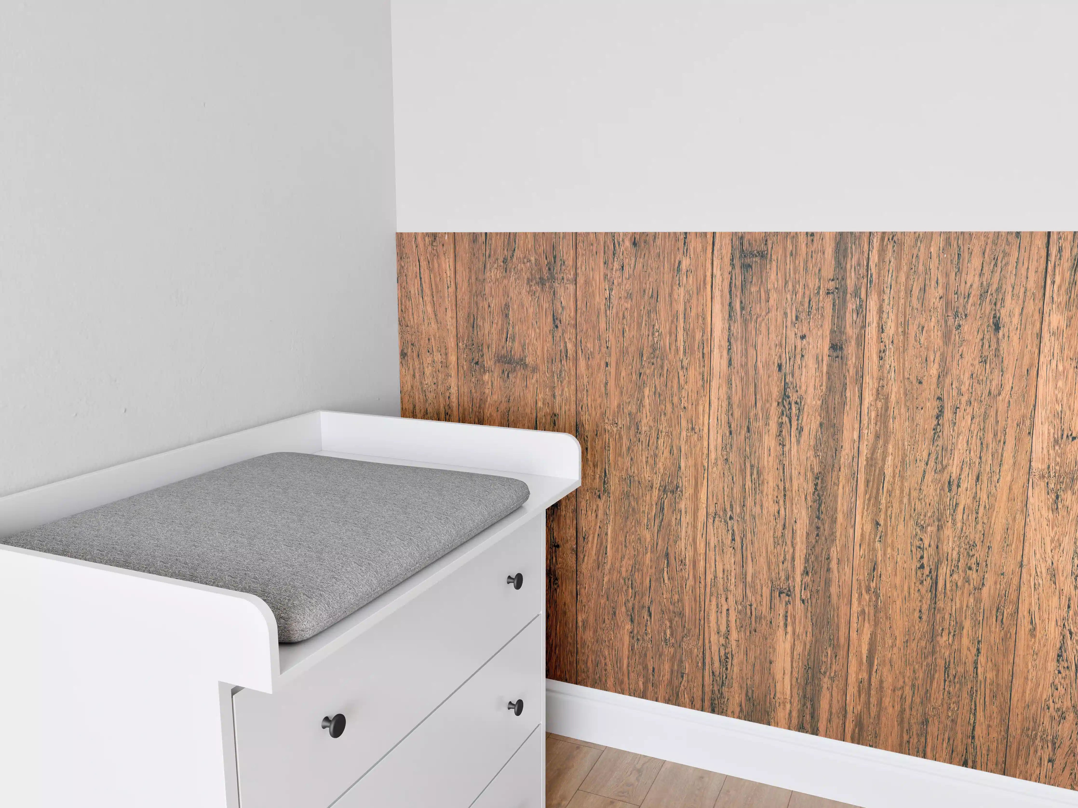 Babyzimmer Wandgestaltung - Dunkelbraunes rustikales Holzbrett