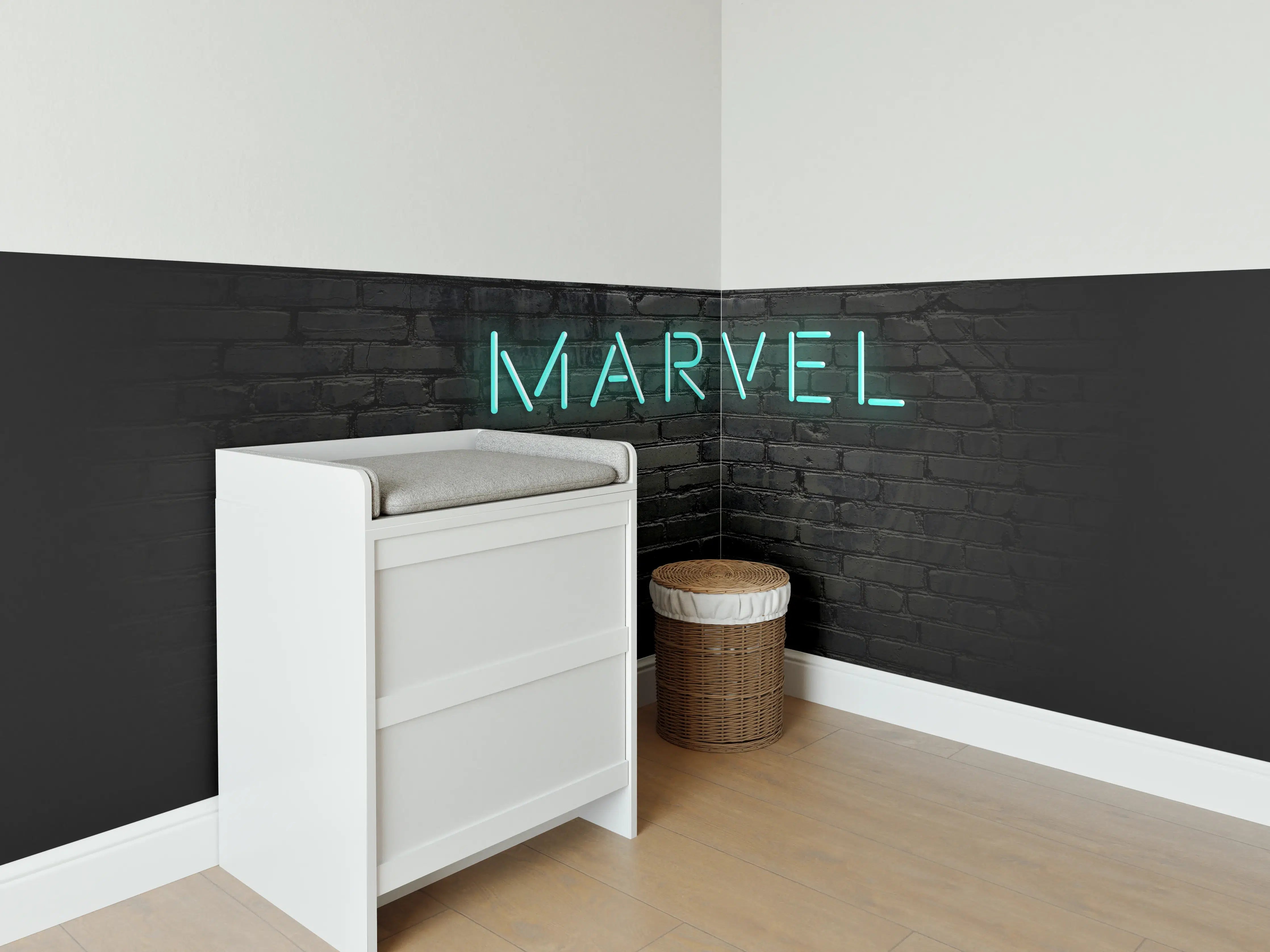 Babyzimmer Wandgestaltung - Dunkle Backsteinmauer mit "Marvel" Aufschrift