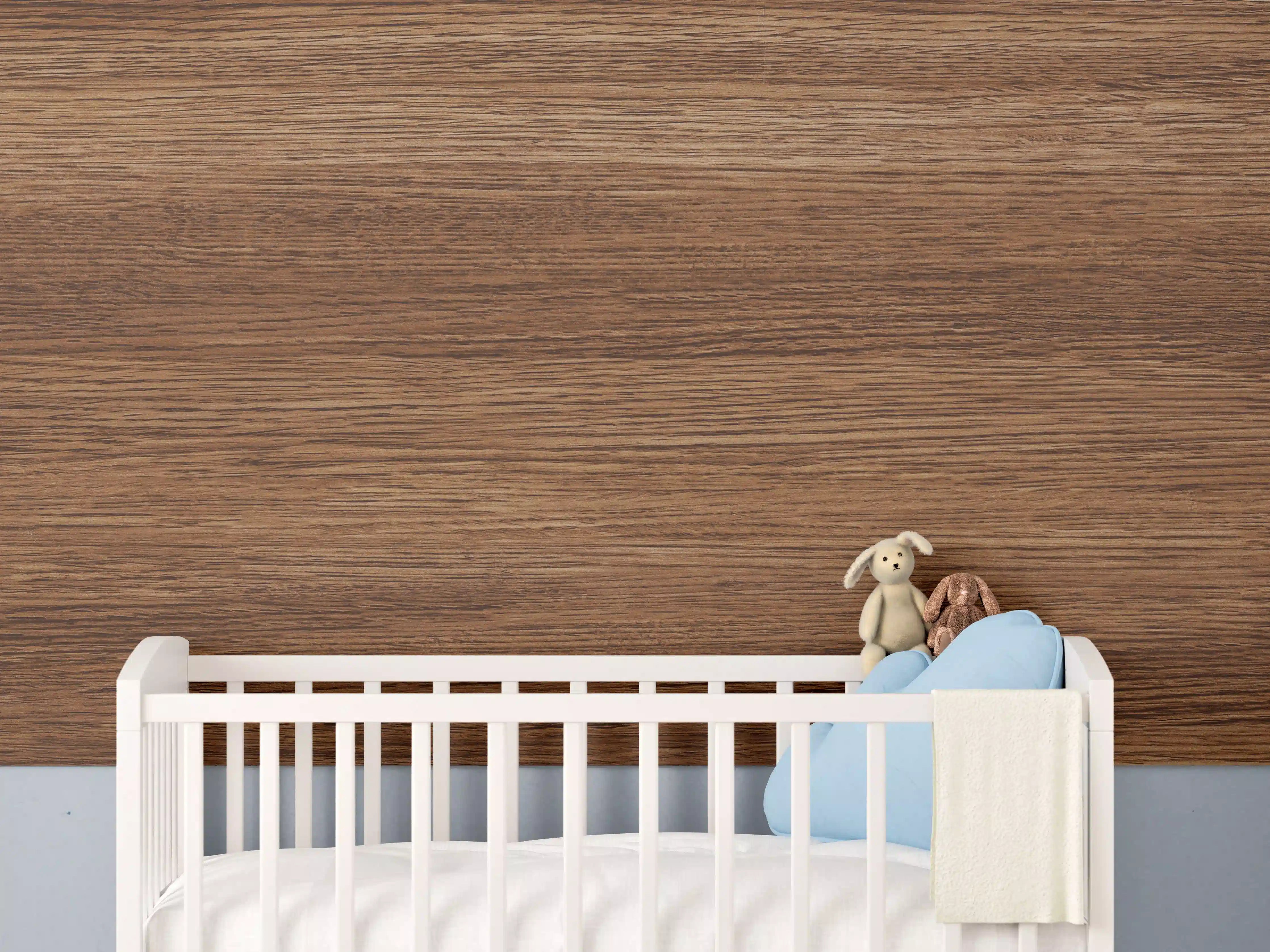 Babyzimmer Wandgestaltung - Dunkle Holzwand mit Streifenmuster