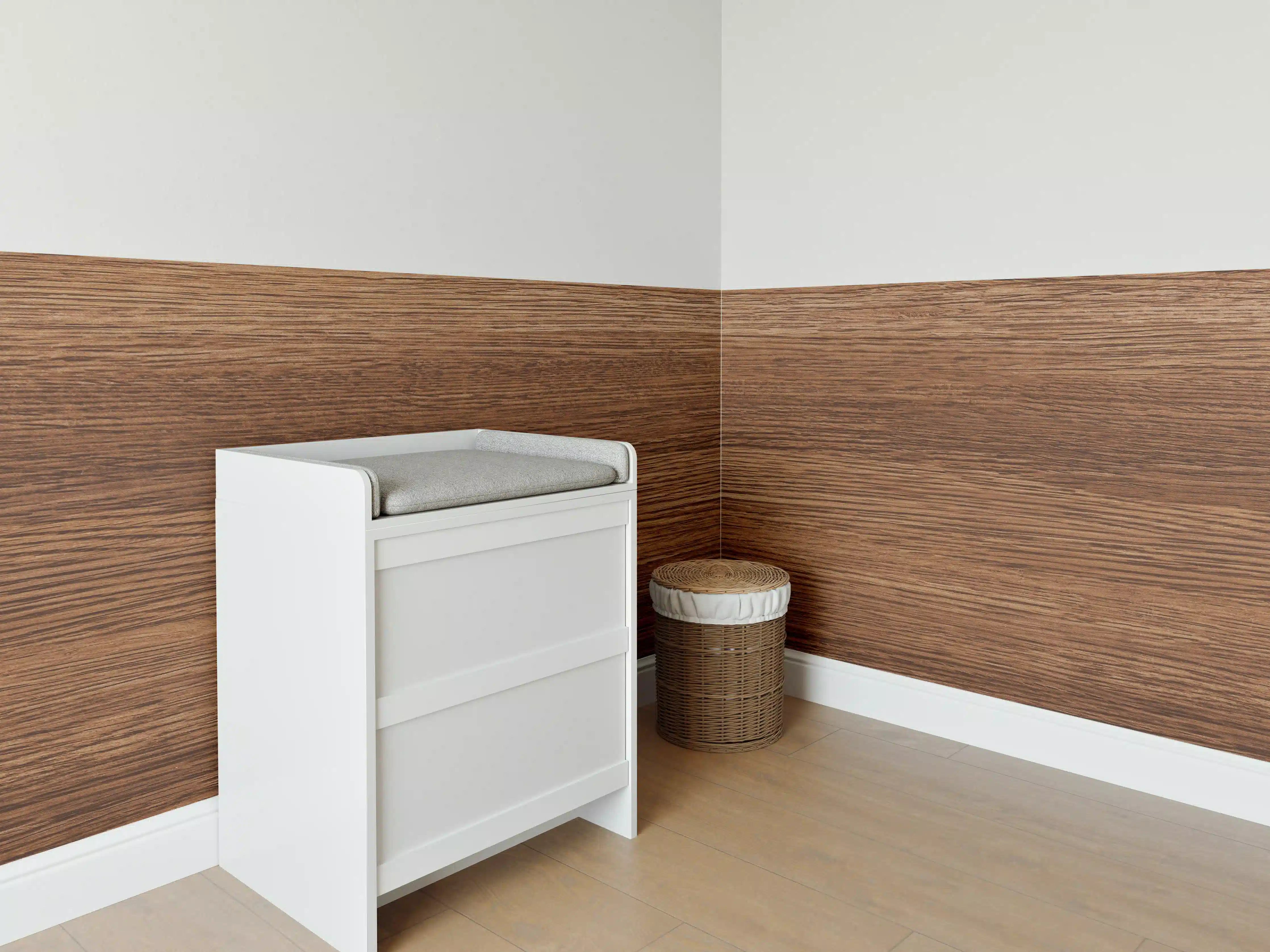 Babyzimmer Wandgestaltung - Dunkle Holzwand mit Streifenmuster
