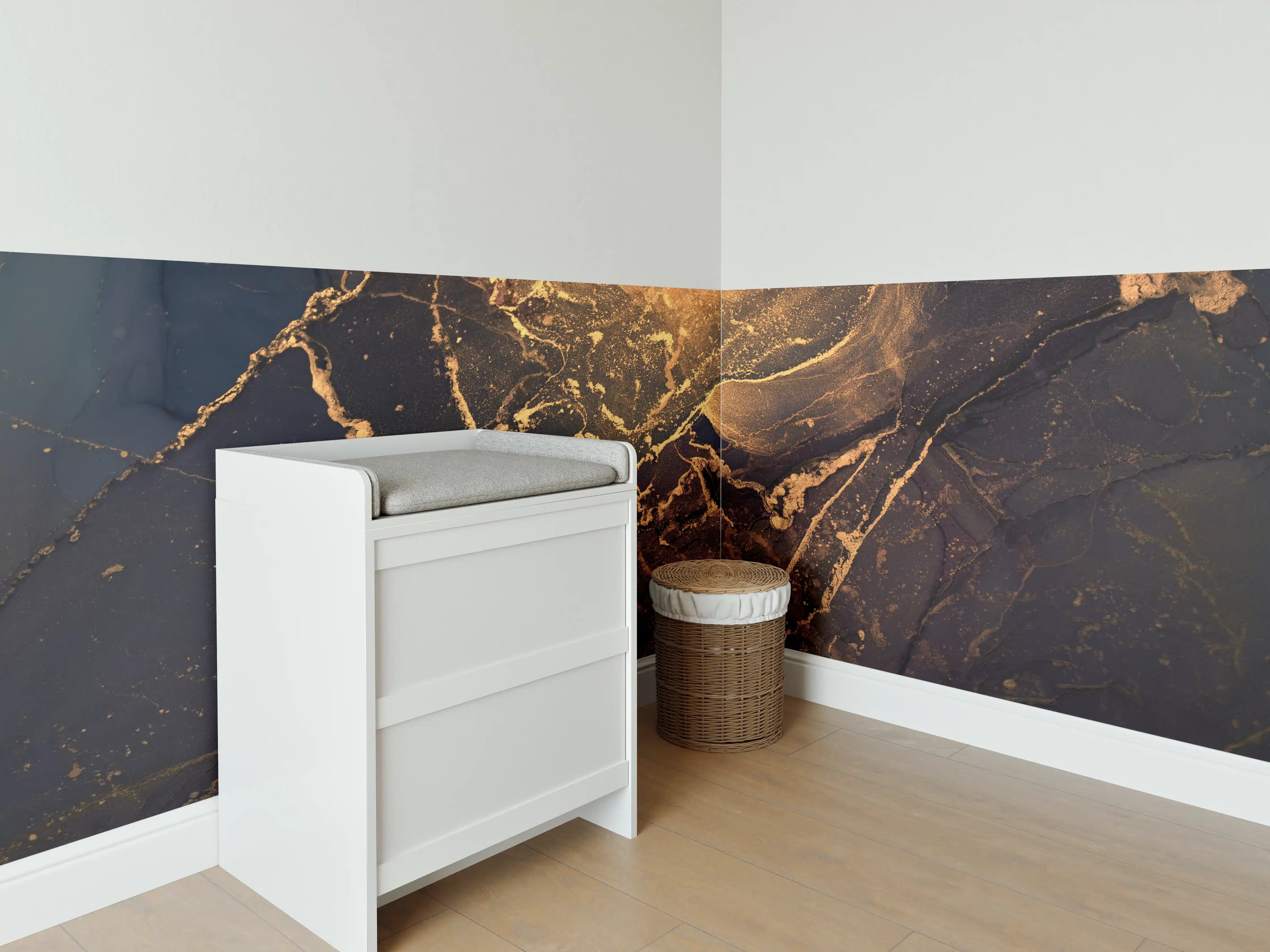 Babyzimmer Wandgestaltung - Dunkle Tinte mit Goldelementen