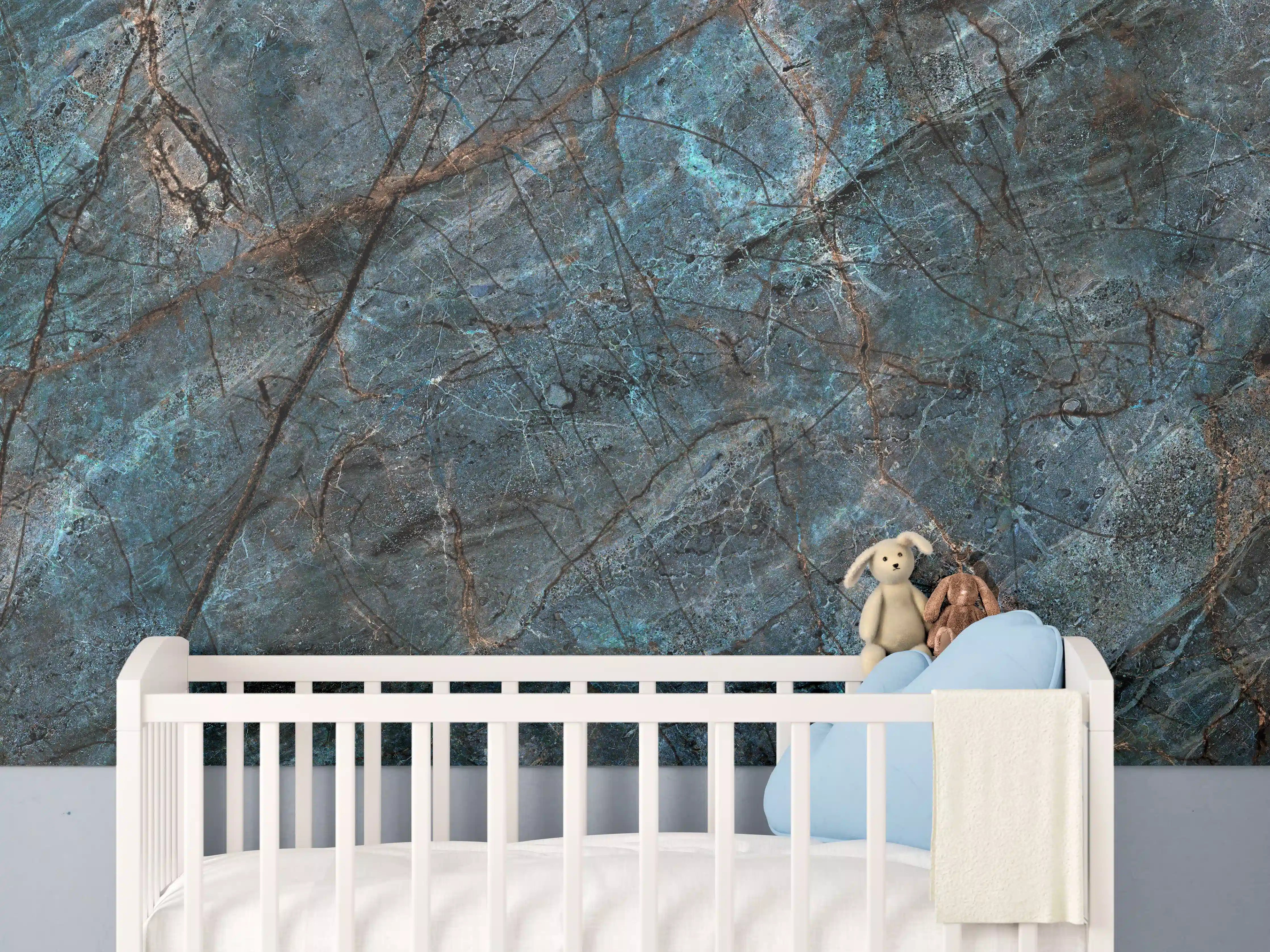 Babyzimmer Wandgestaltung - Dunkler rustikaler Marmor - bläulich