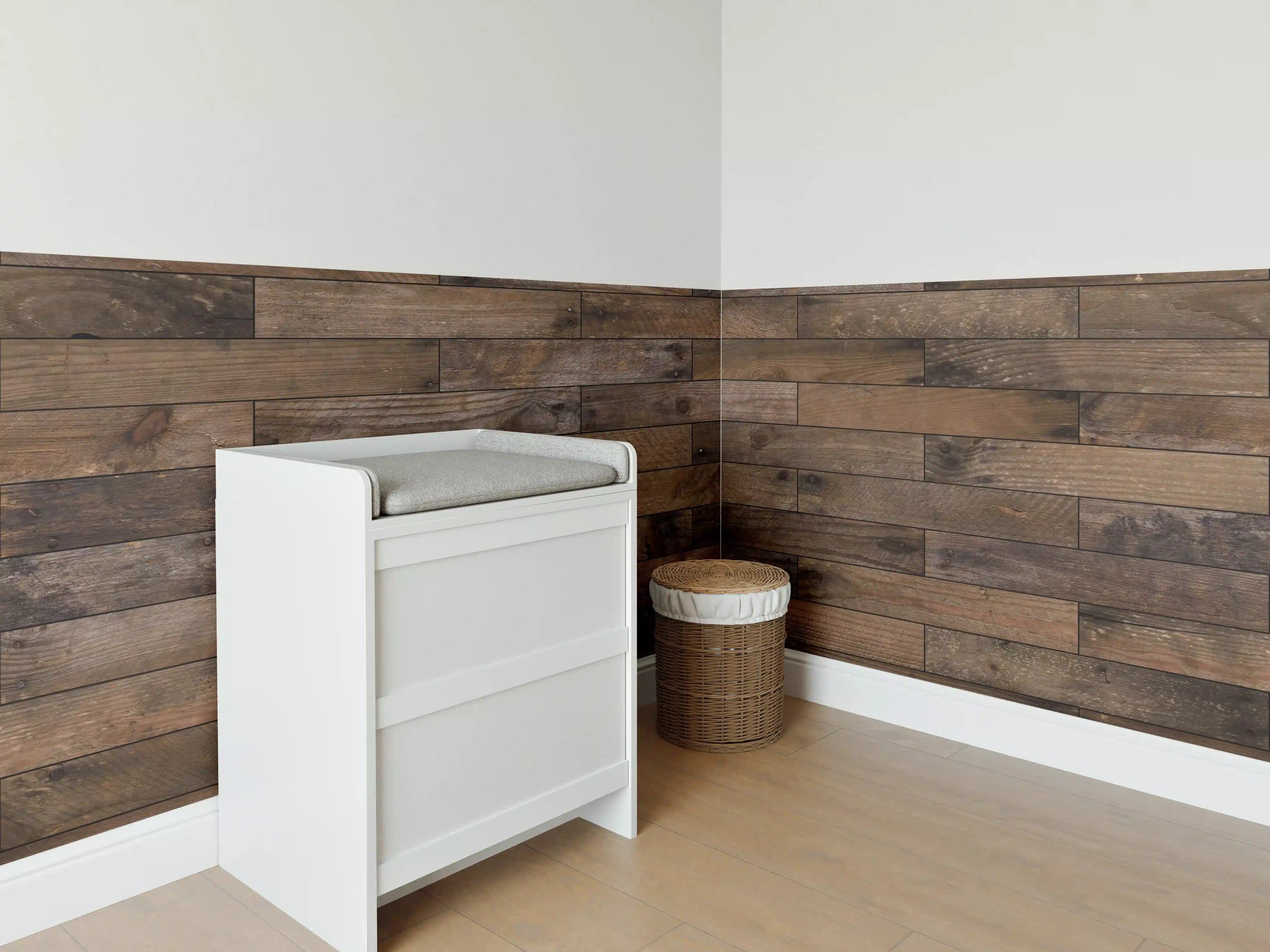 Babyzimmer Wandgestaltung - Dunkles Holzmuster