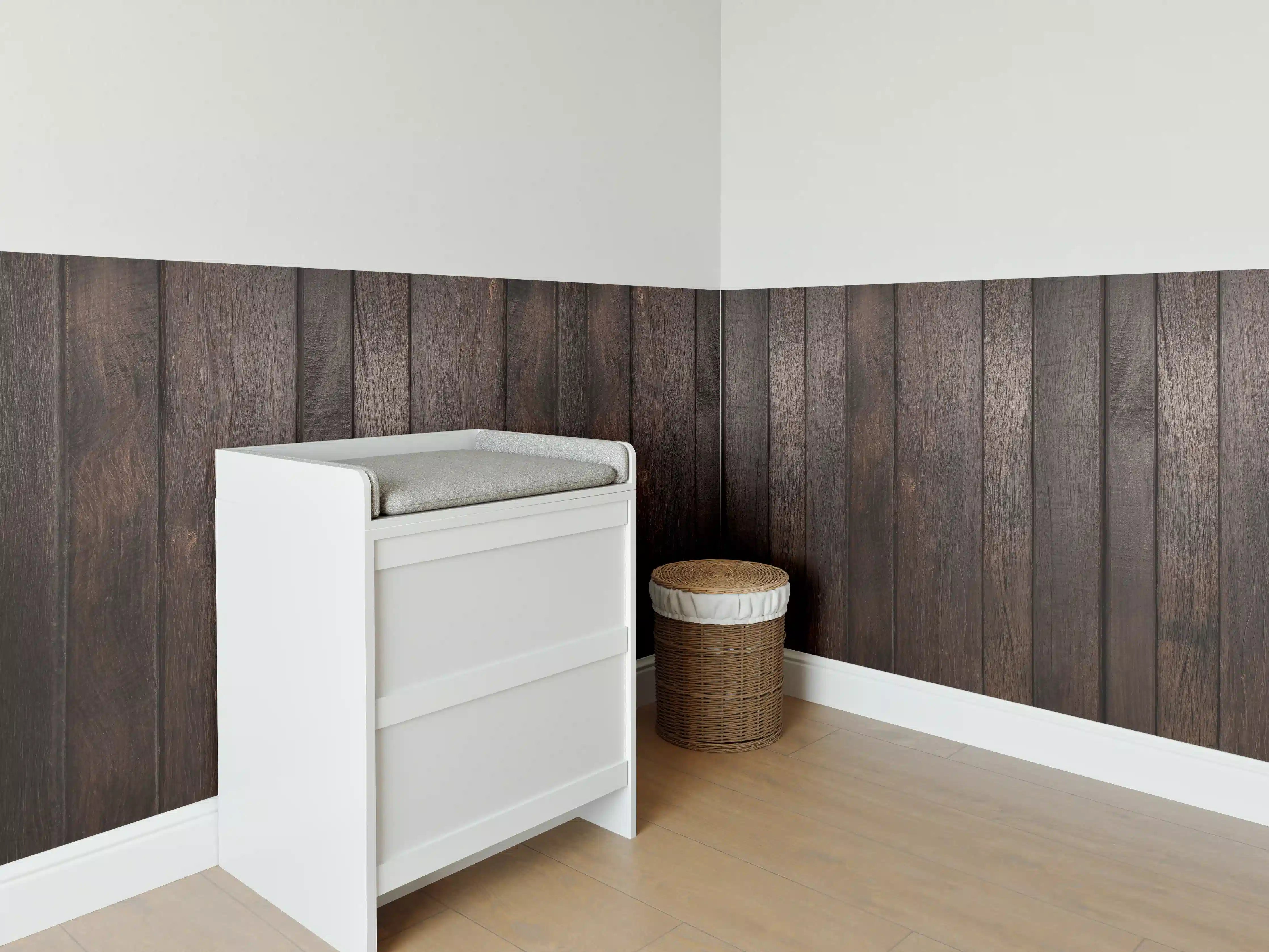 Babyzimmer Wandgestaltung - Dunkles glasiertes Holz