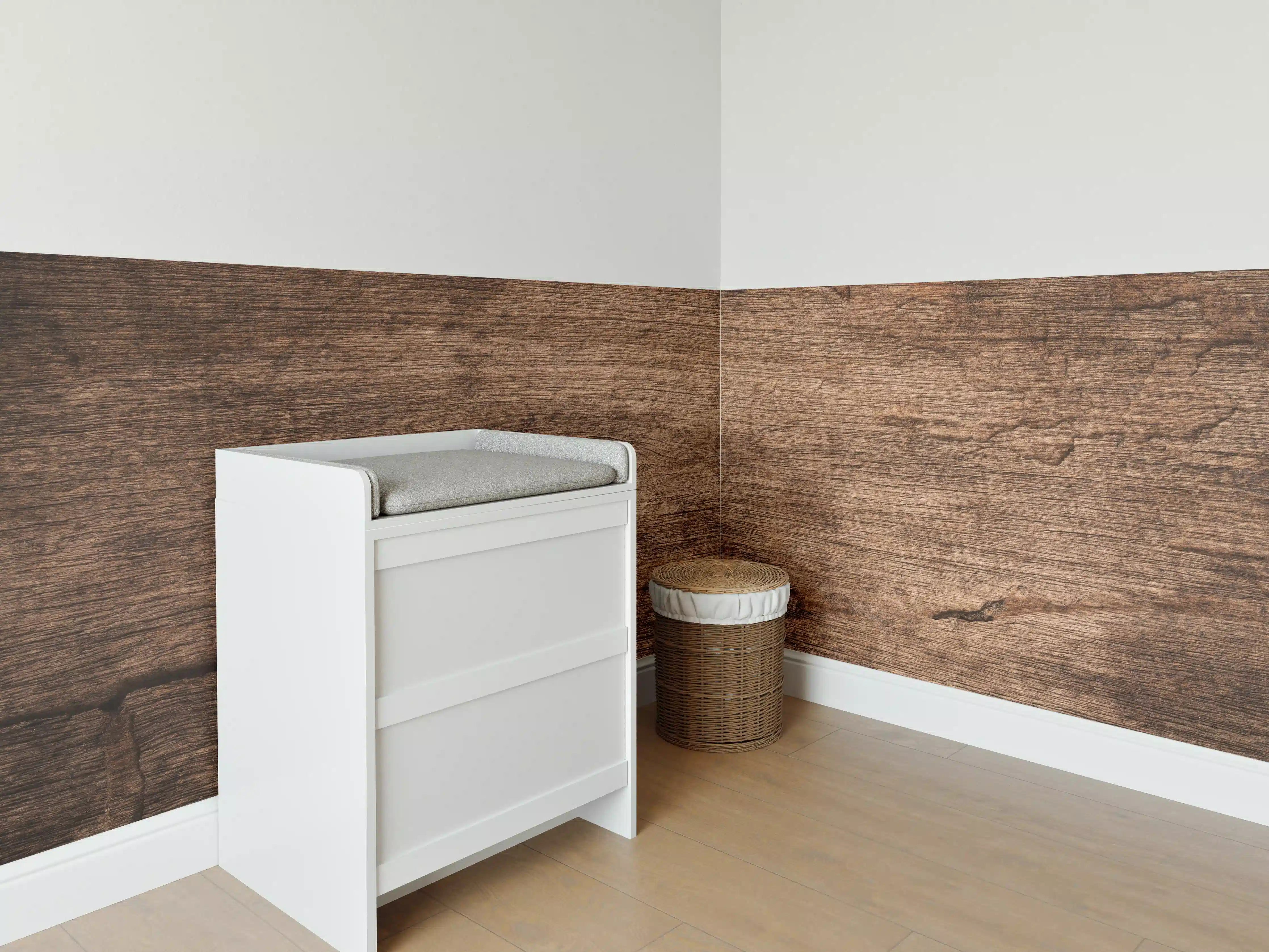 Babyzimmer Wandgestaltung - Dunkles verfallendes Holz