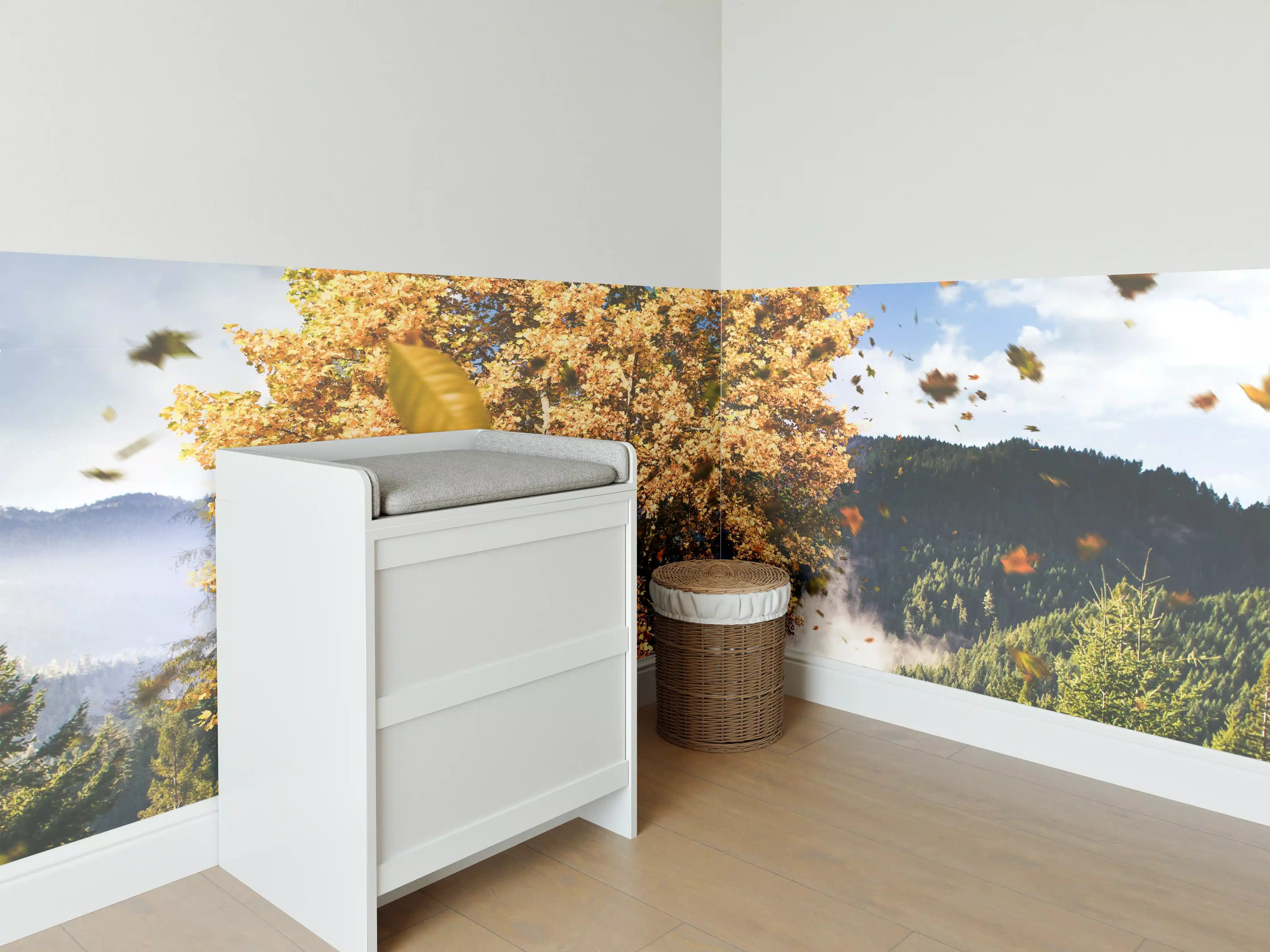 Babyzimmer Wandgestaltung - Einzelner Herbst Baum im Wald bei Wind