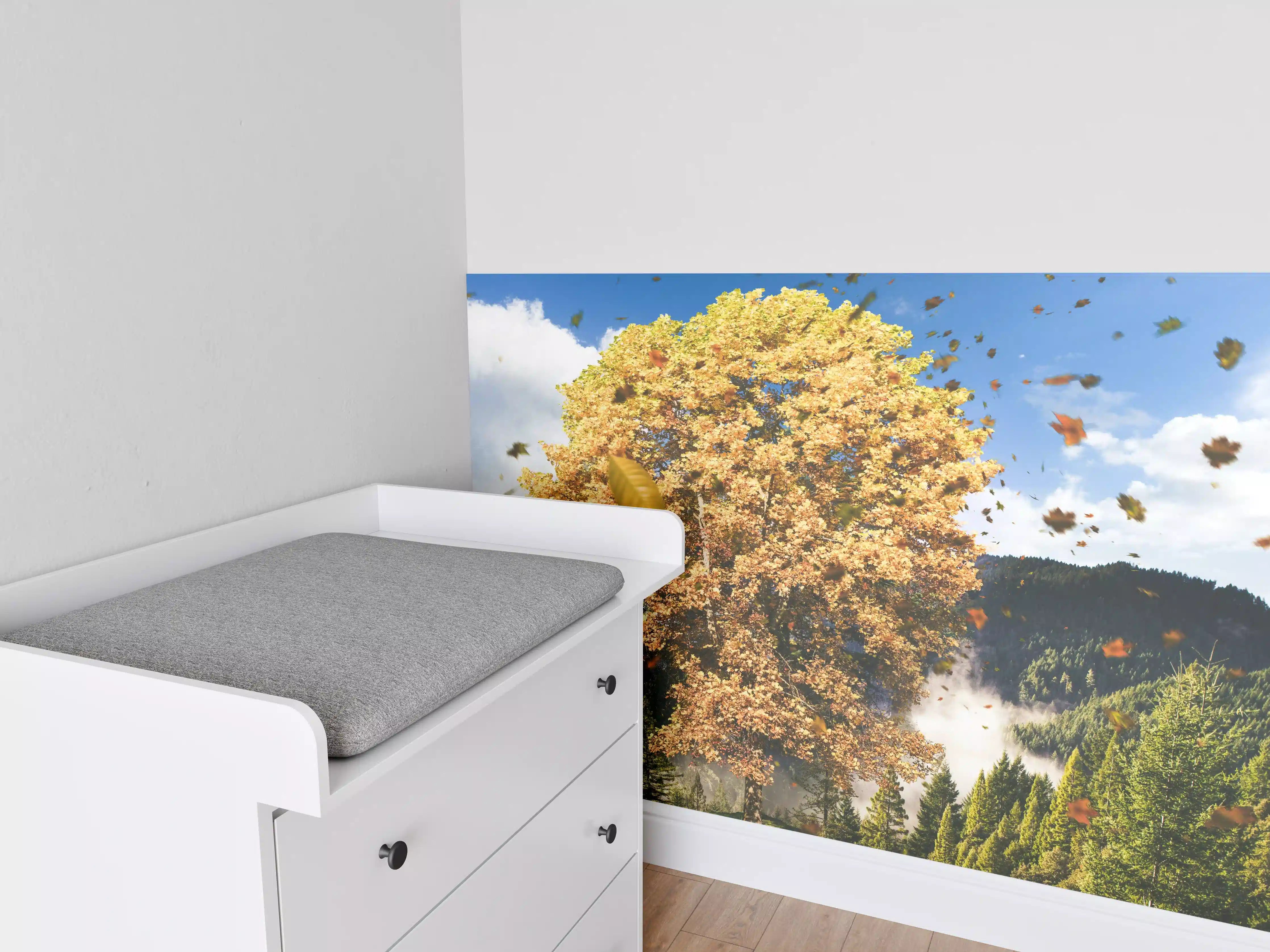 Babyzimmer Wandgestaltung - Einzelner Herbst Baum im Wald bei Wind