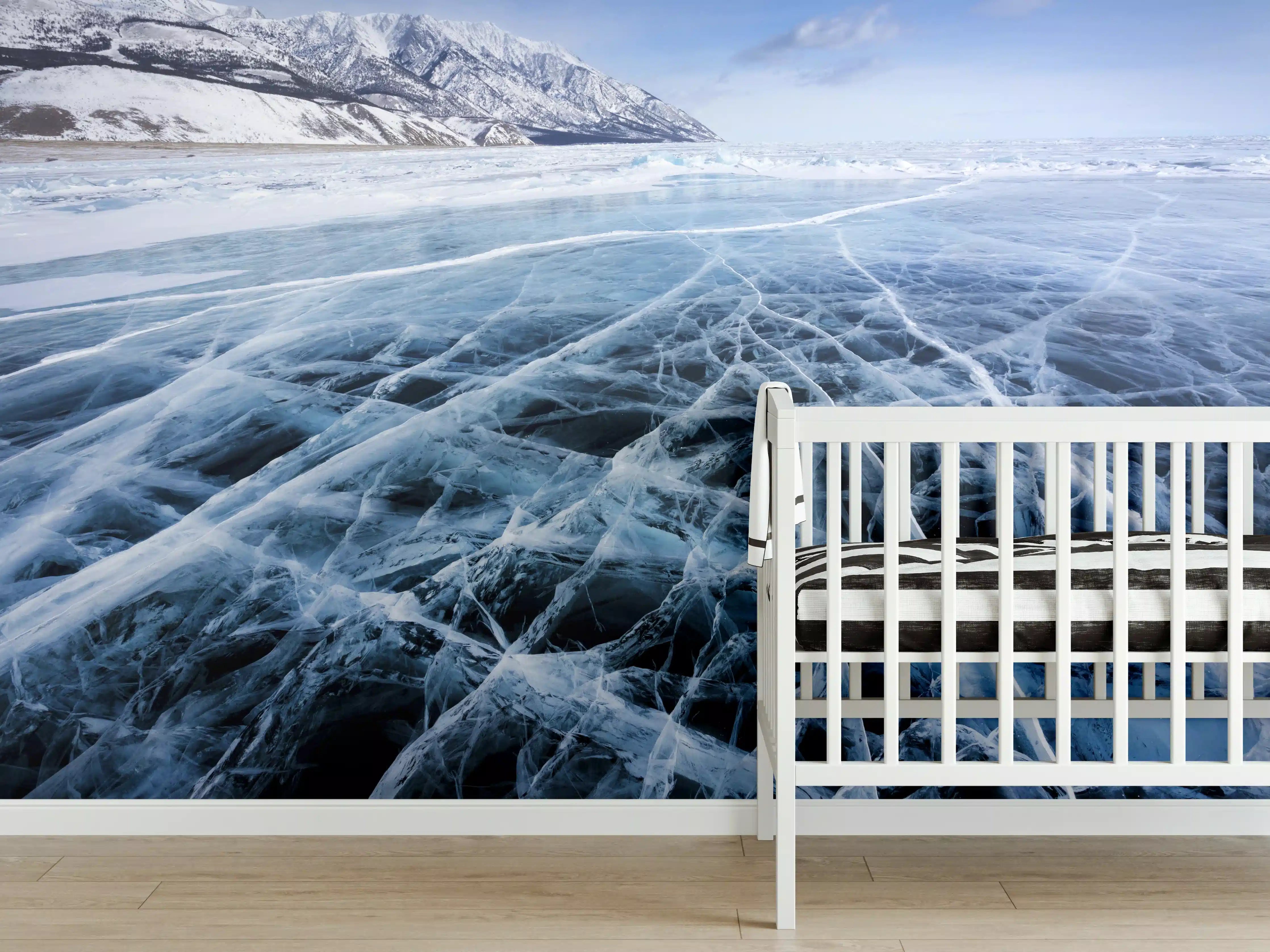 Babyzimmer Wandgestaltung - Eisige Winterlandschaft mit gefrorenem See und schneebedeckten Bergen