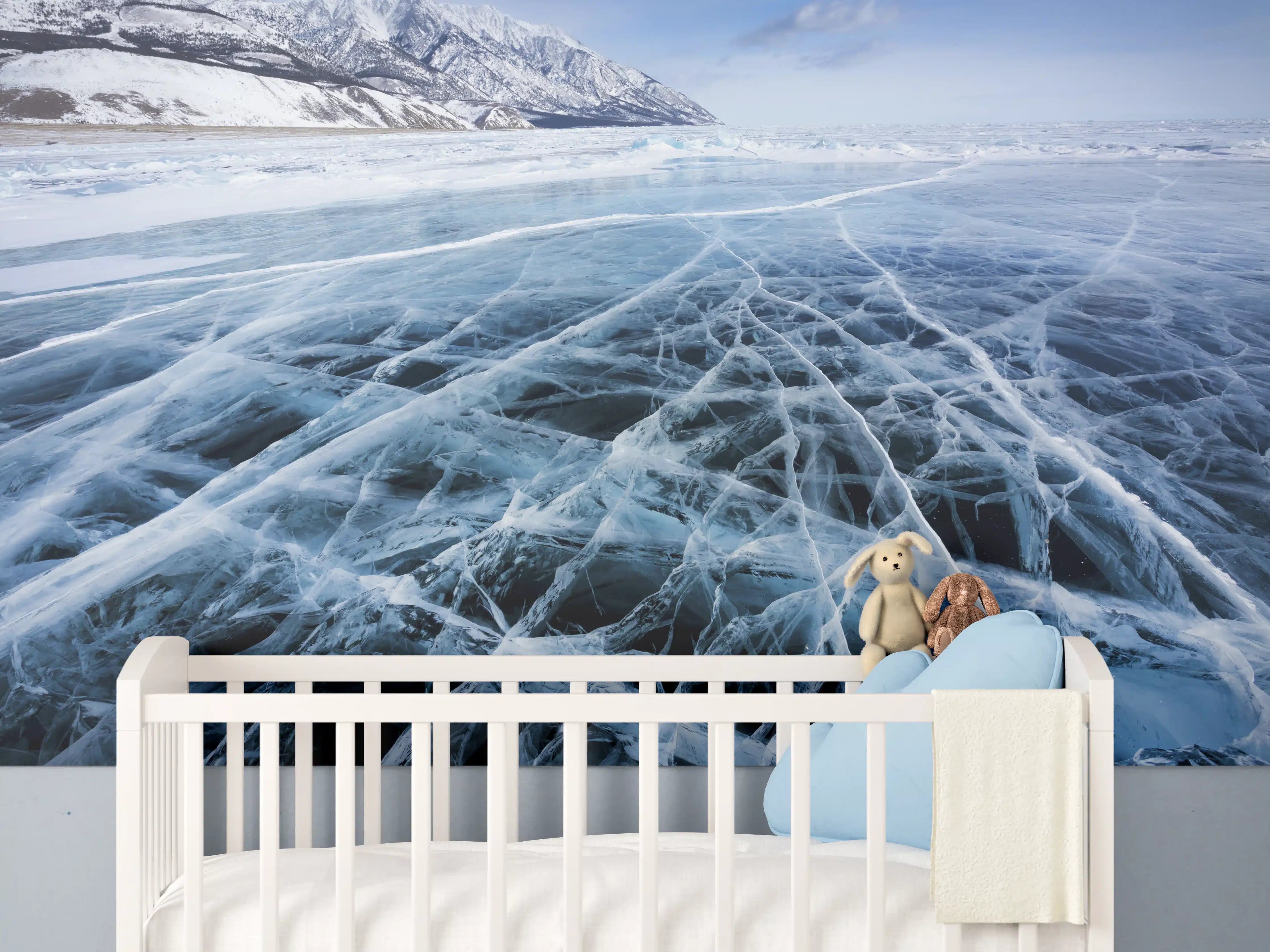 Babyzimmer Wandgestaltung - Eisige Winterlandschaft mit gefrorenem See und schneebedeckten Bergen