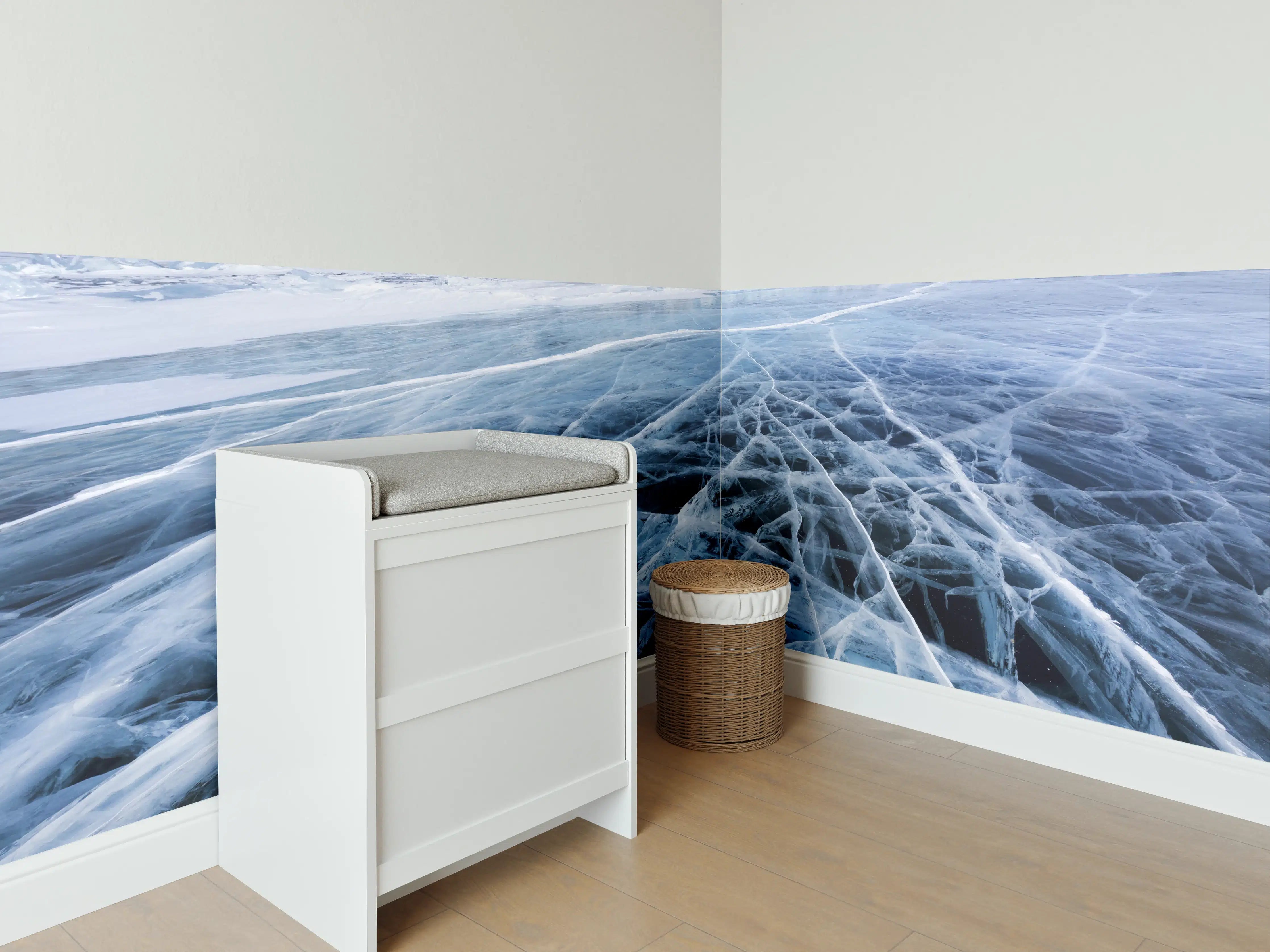Babyzimmer Wandgestaltung - Eisige Winterlandschaft mit gefrorenem See und schneebedeckten Bergen
