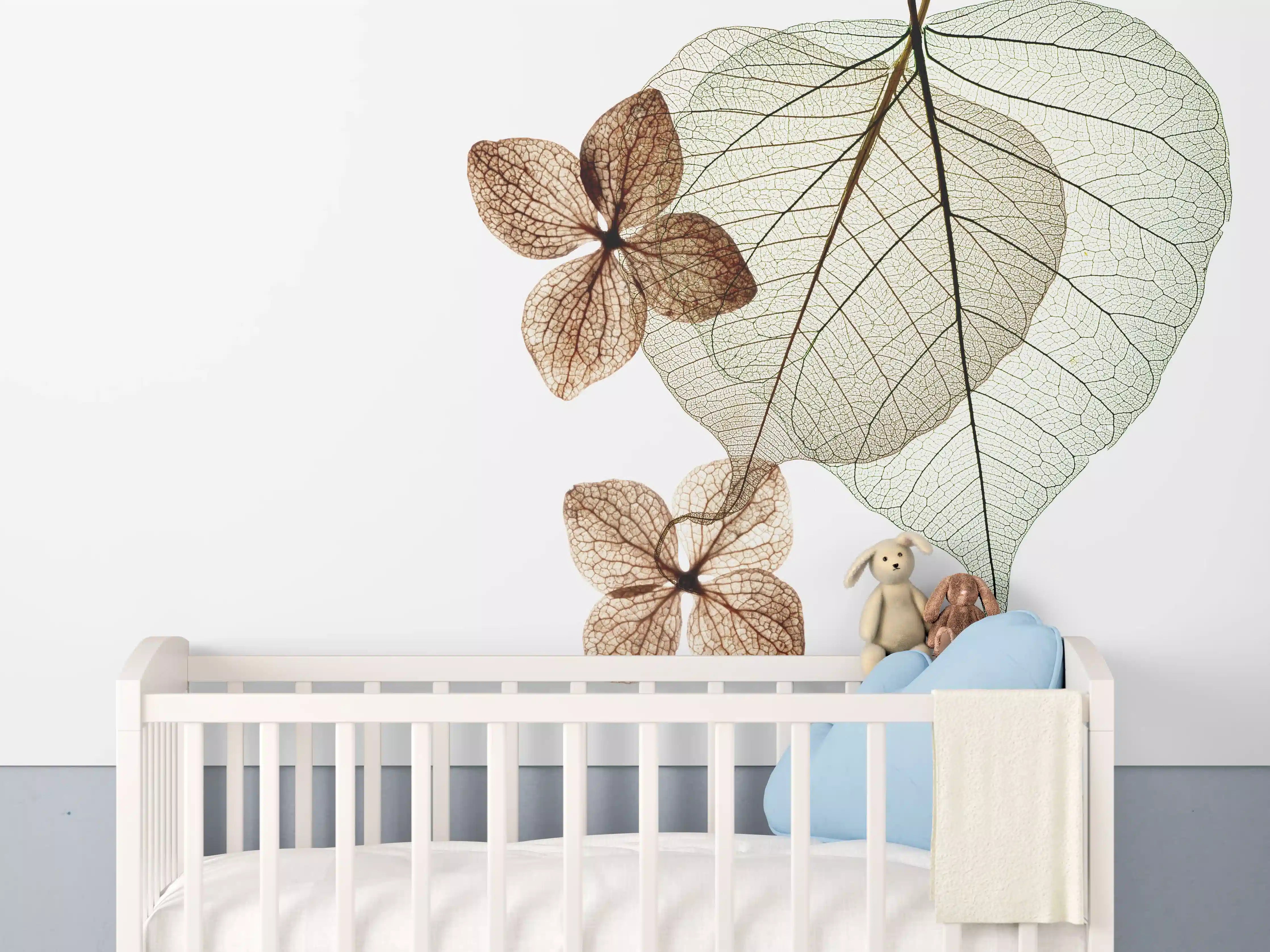 Babyzimmer Wandgestaltung - Elegante Blattadern in Weiß-Grau