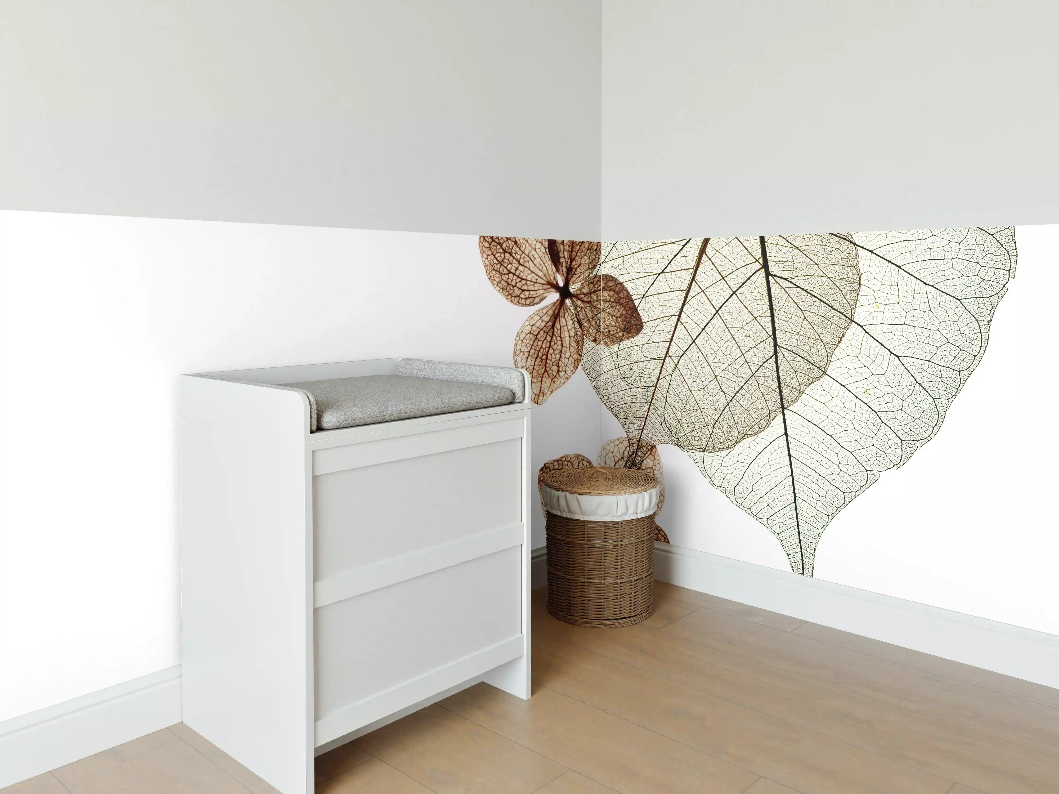 Babyzimmer Wandgestaltung - Elegante Blattadern in Weiß-Grau