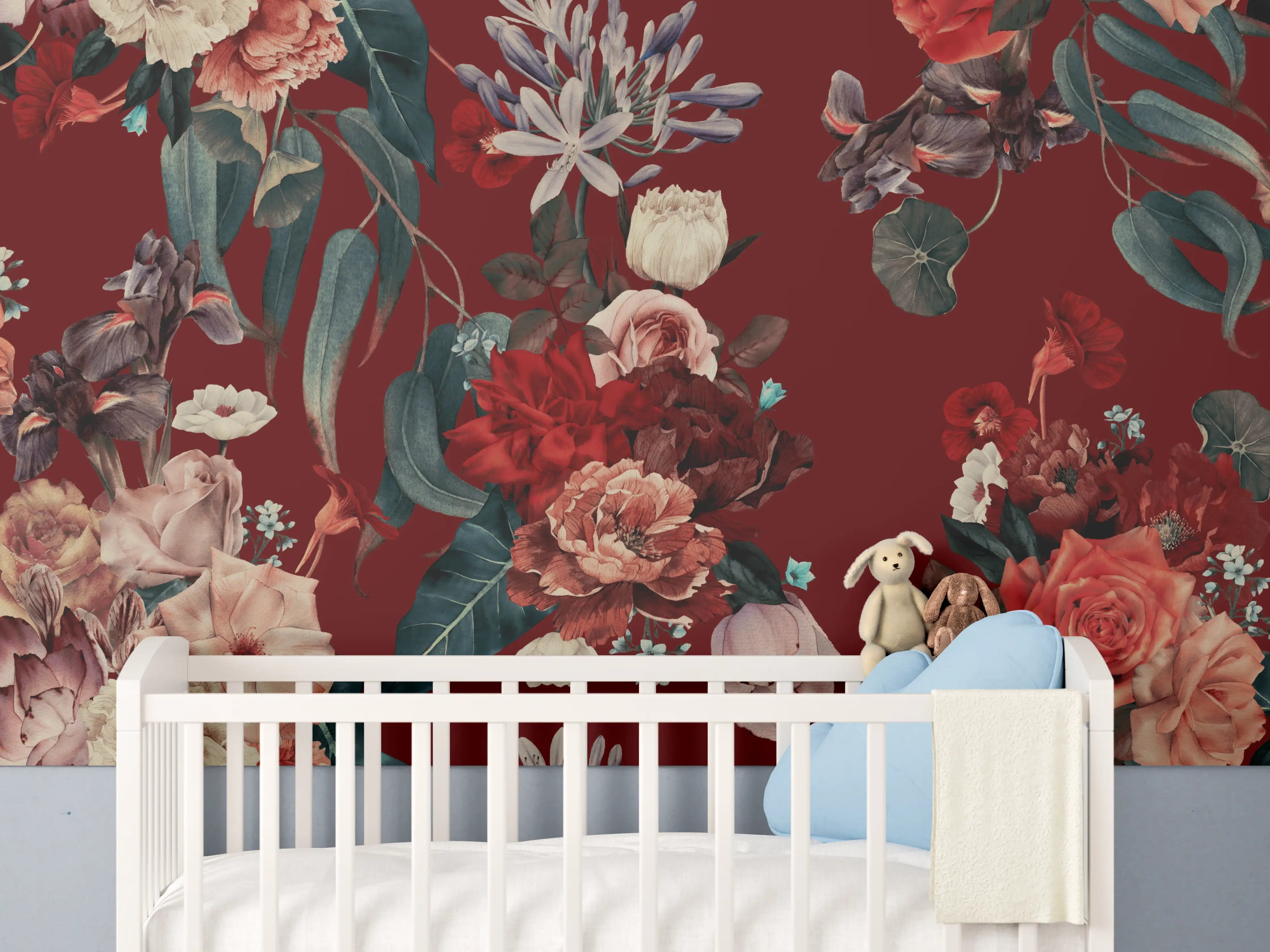 Babyzimmer Wandgestaltung - Elegante Blumenmotive in sattem Rot und zarten Pastelltönen