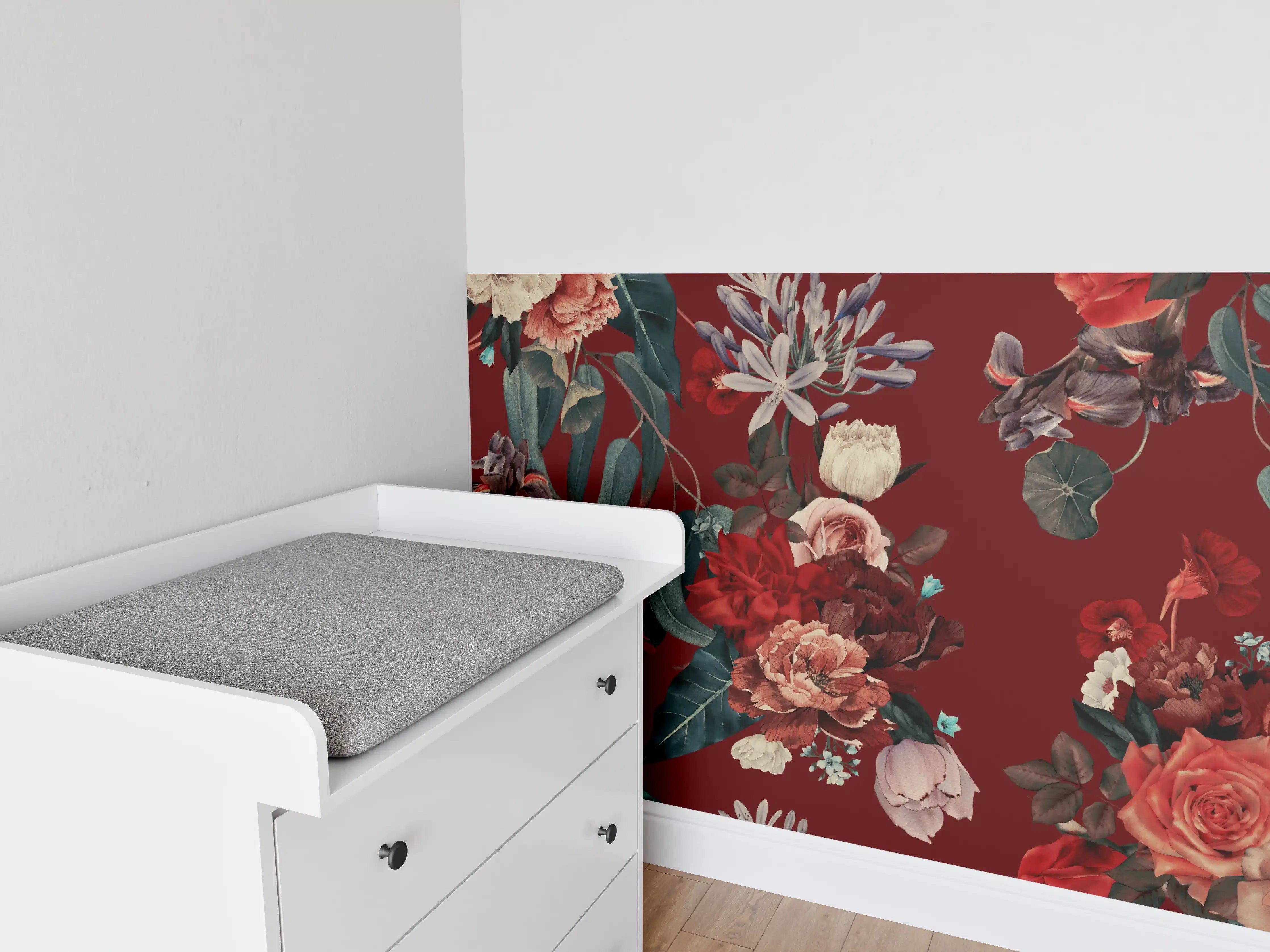 Babyzimmer Wandgestaltung - Elegante Blumenmotive in sattem Rot und zarten Pastelltönen