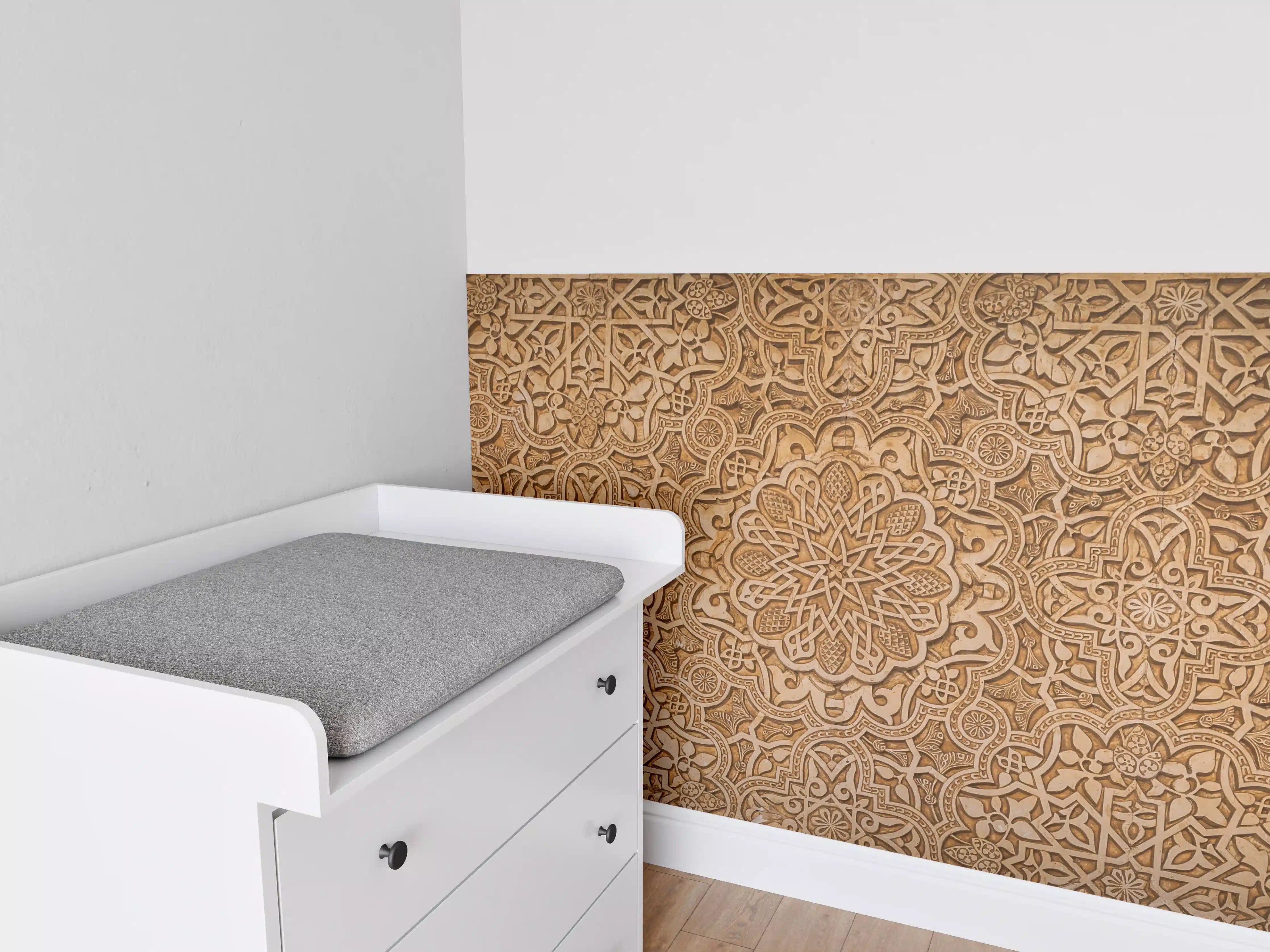 Babyzimmer Wandgestaltung - Elegante Holzmaserung mit floralem Muster