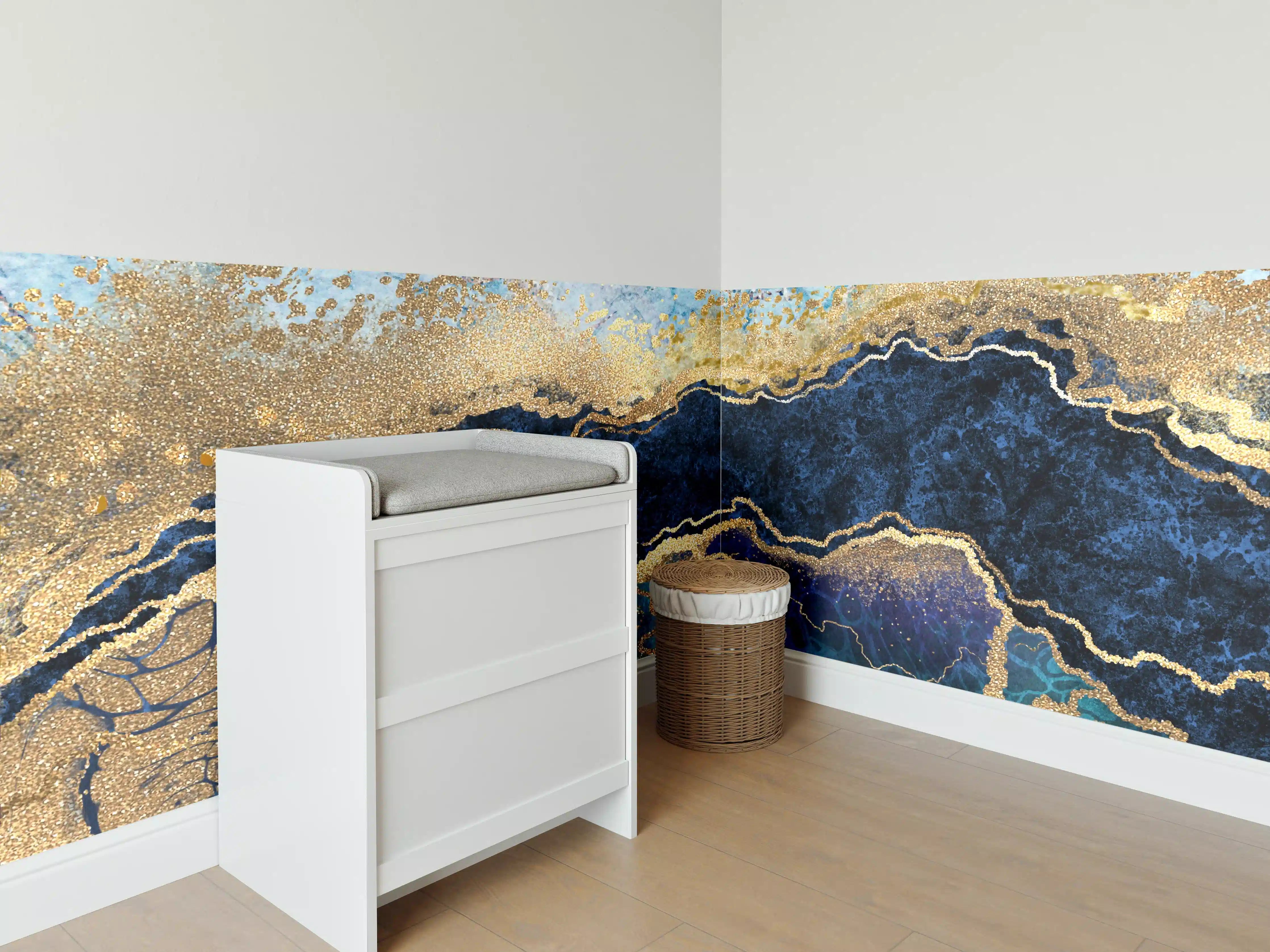 Babyzimmer Wandgestaltung - Elegante Marmormuster in Blau und Gold