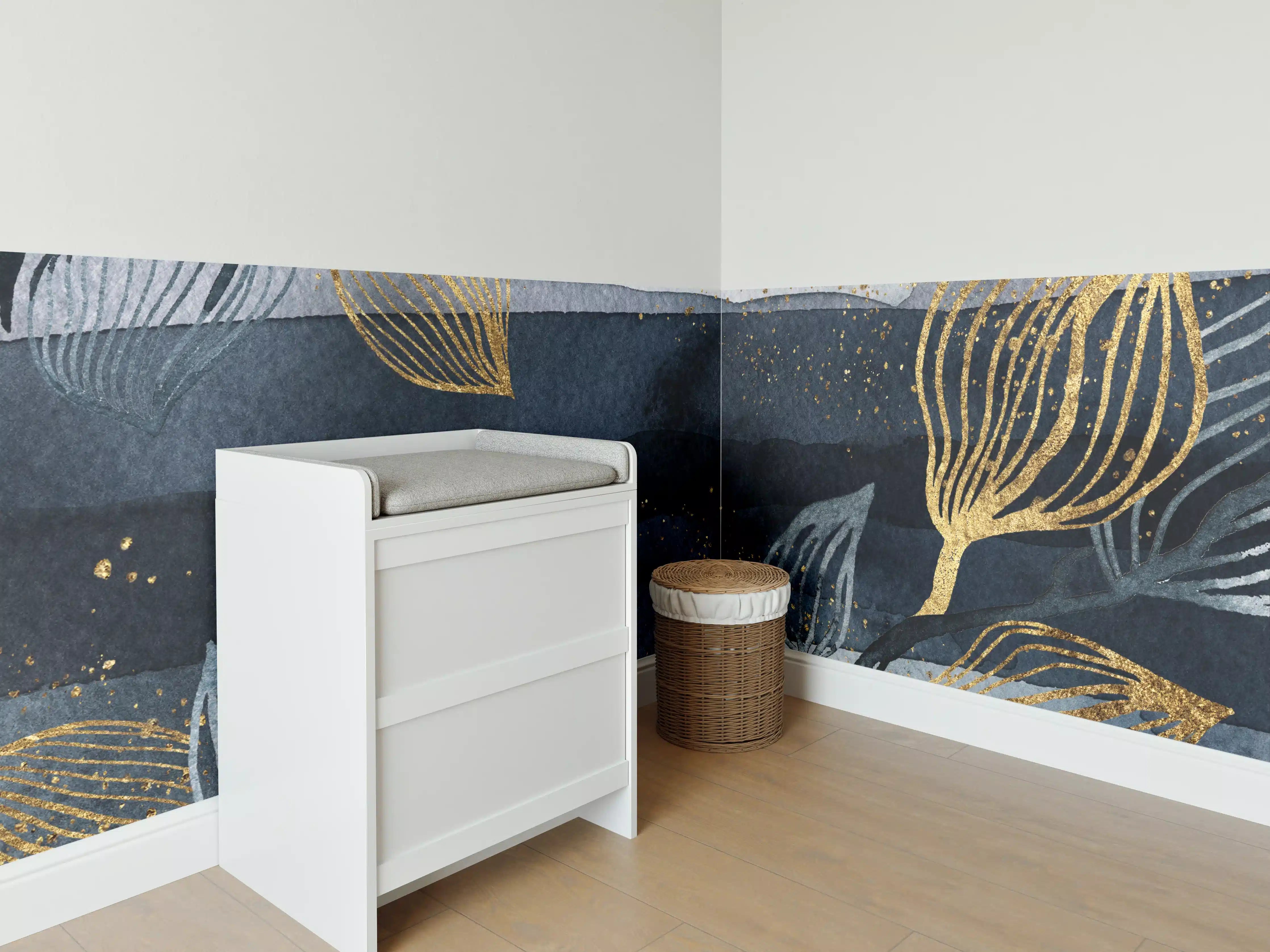 Babyzimmer Wandgestaltung - Elegante Wasserfarben-Komposition in Blau und Gold