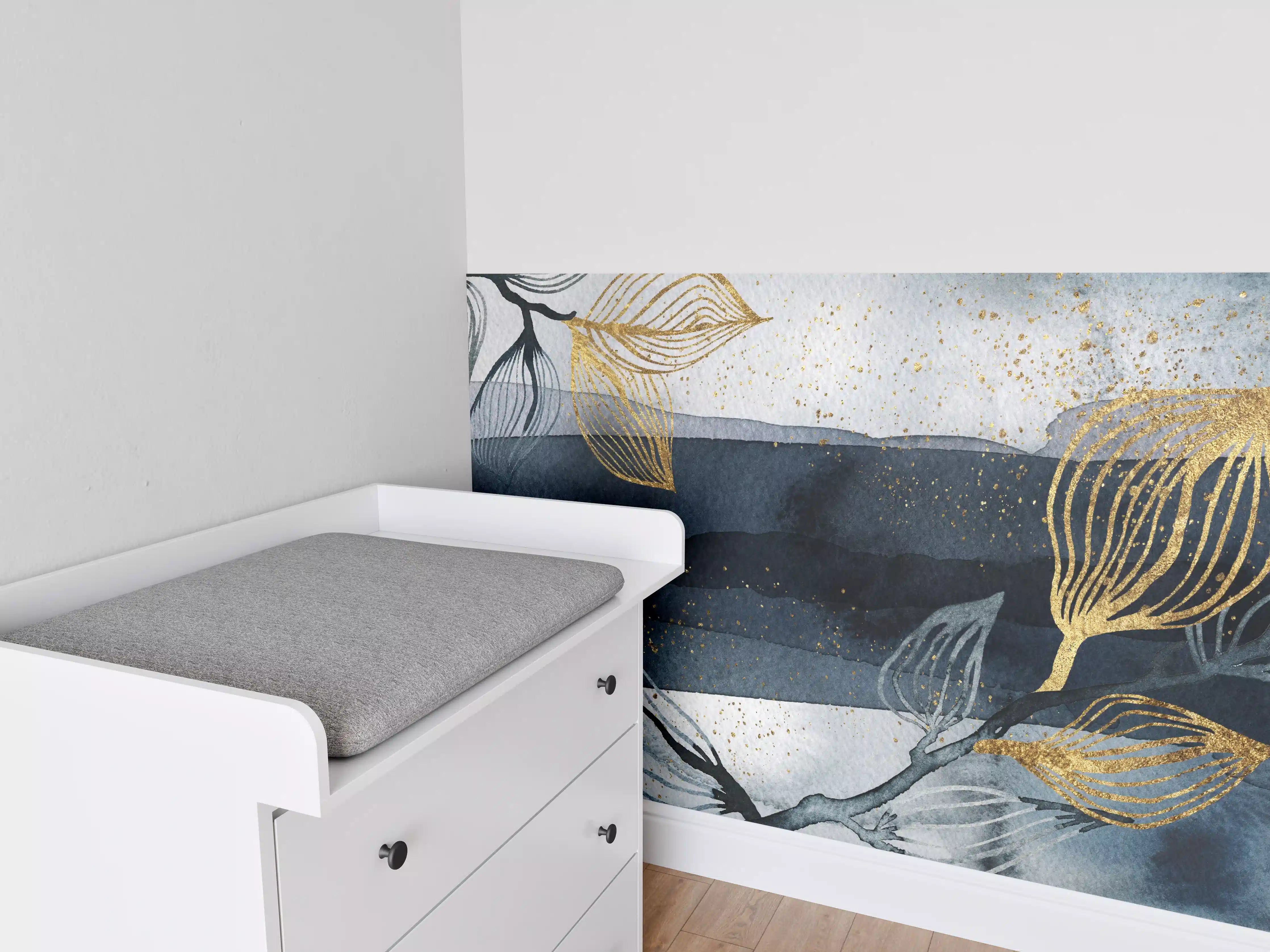 Babyzimmer Wandgestaltung - Elegante Wasserfarben-Komposition in Blau und Gold