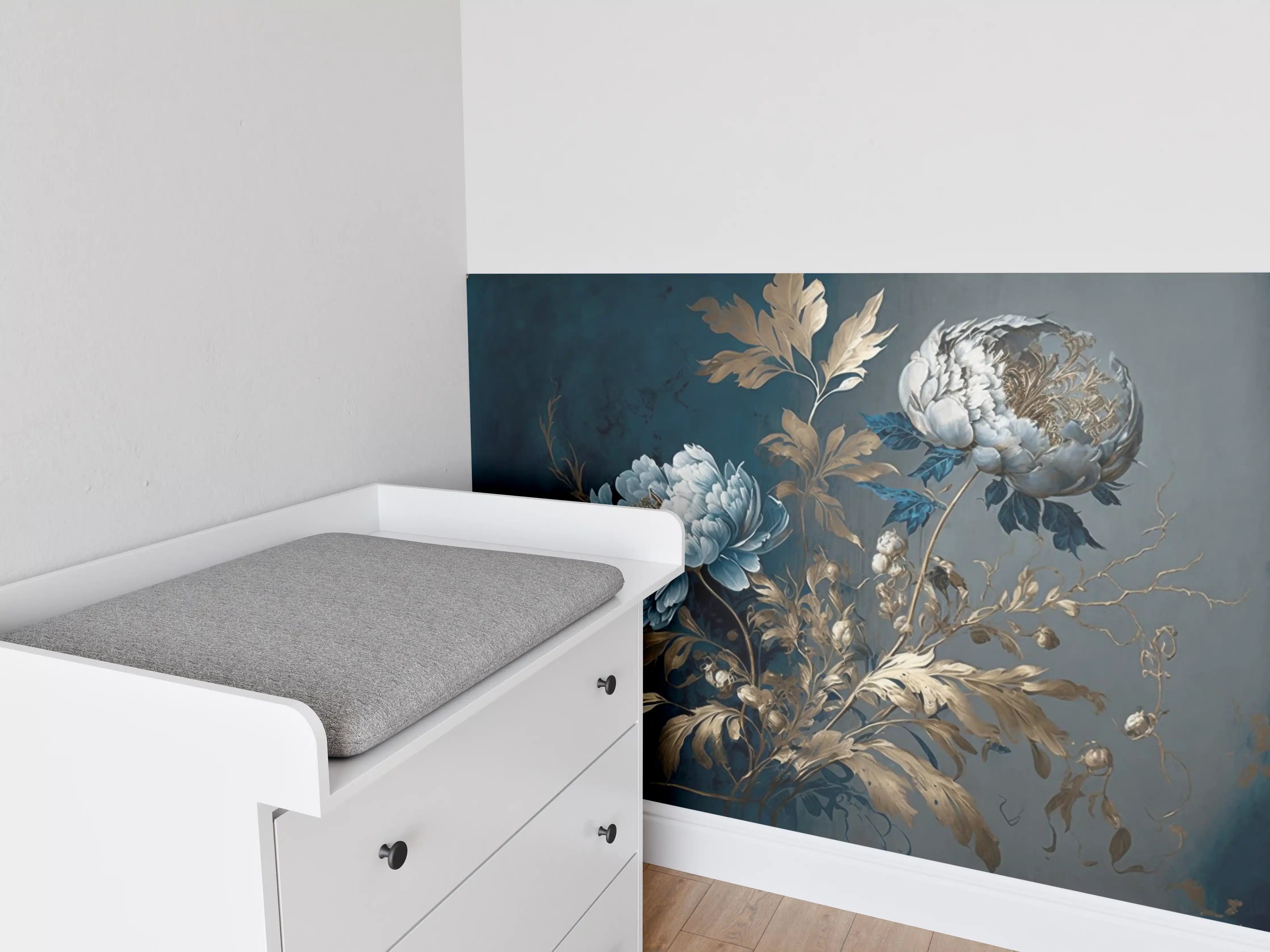 Babyzimmer Wandgestaltung - Elegante blühende Peonie in Blau und Gold
