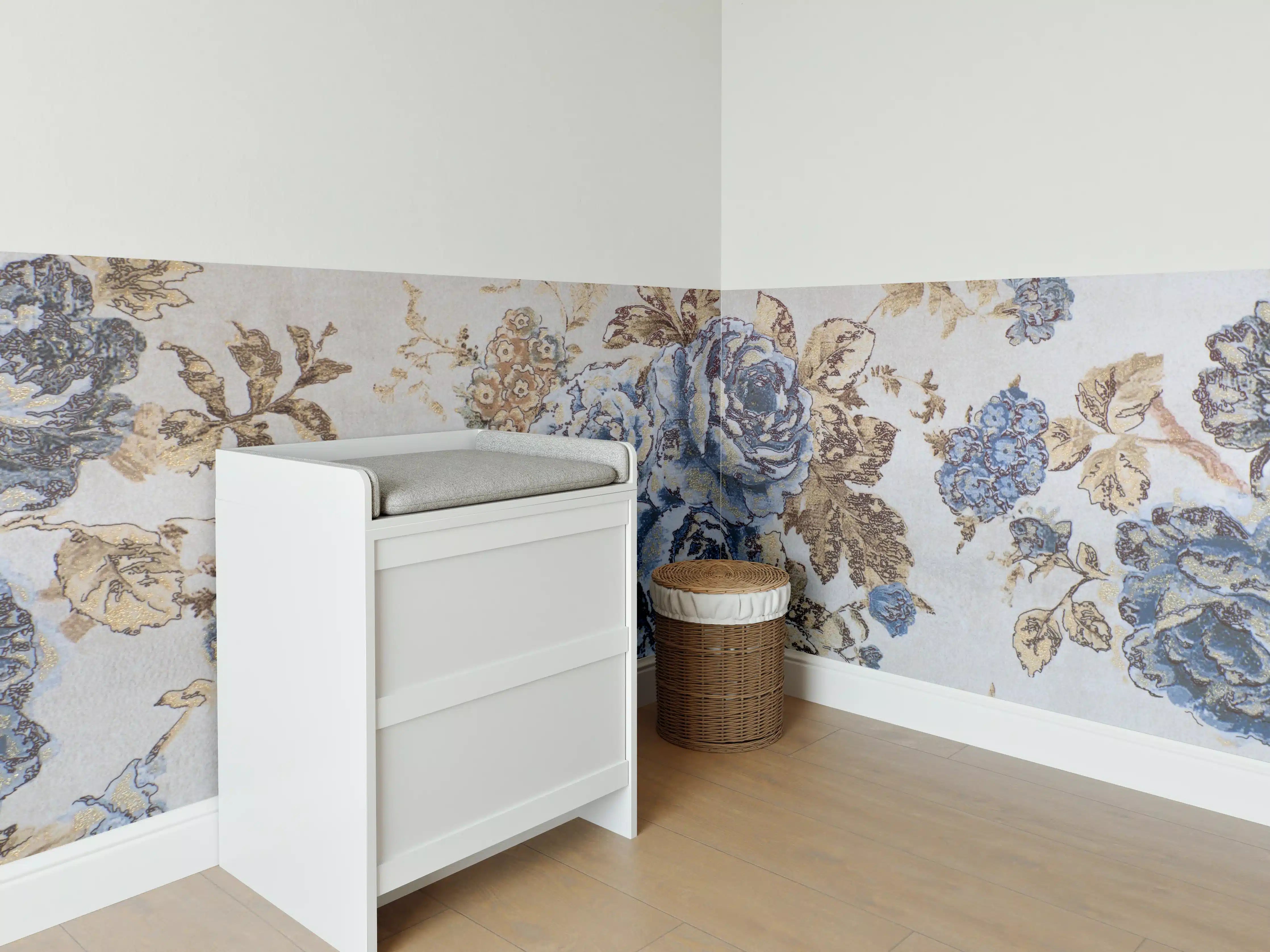 Babyzimmer Wandgestaltung - Elegantes Blumenmuster in Blau und Beige