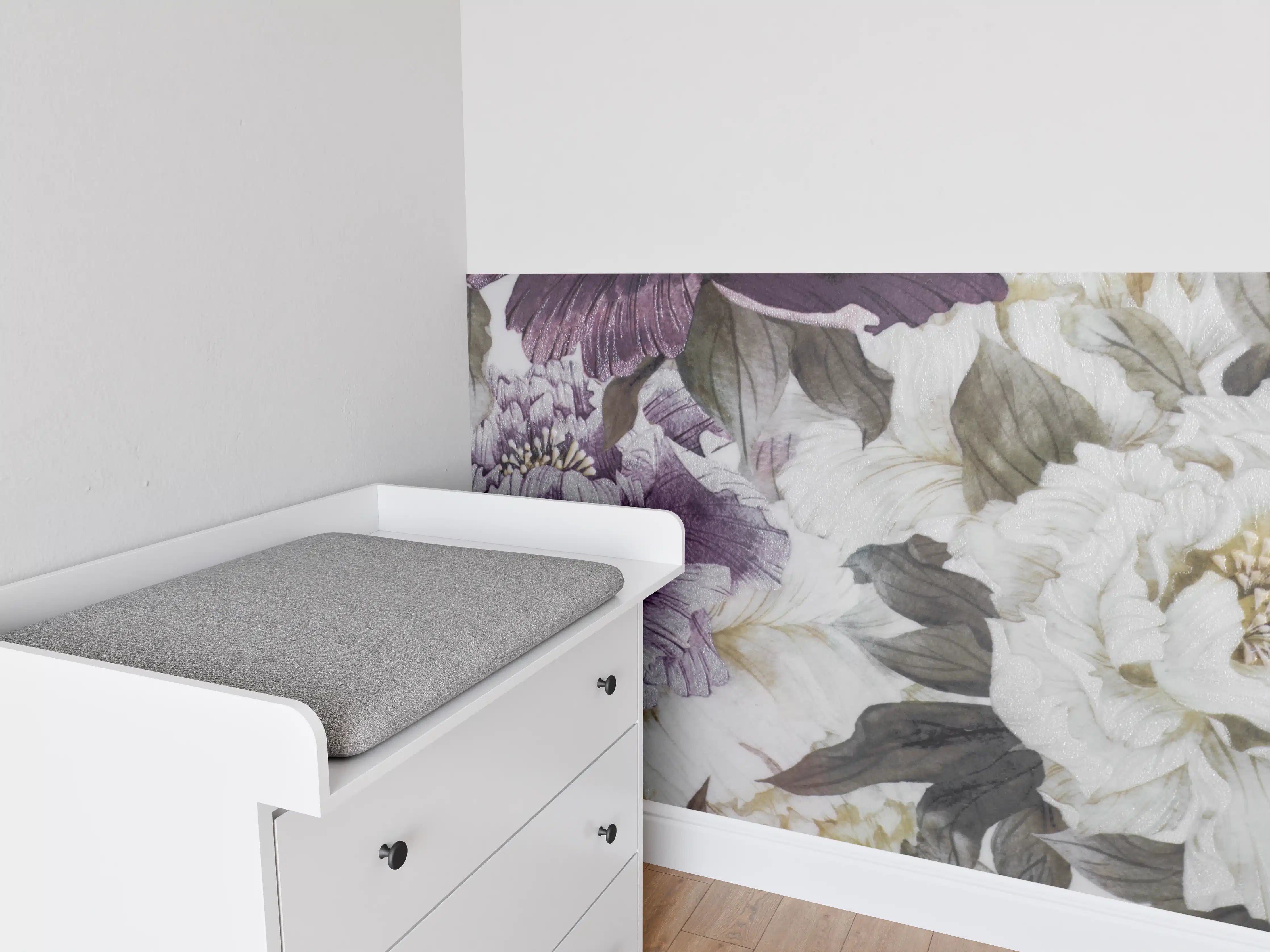 Babyzimmer Wandgestaltung - Elegantes Blumenmuster in Weiß und Lila mit Grautönen