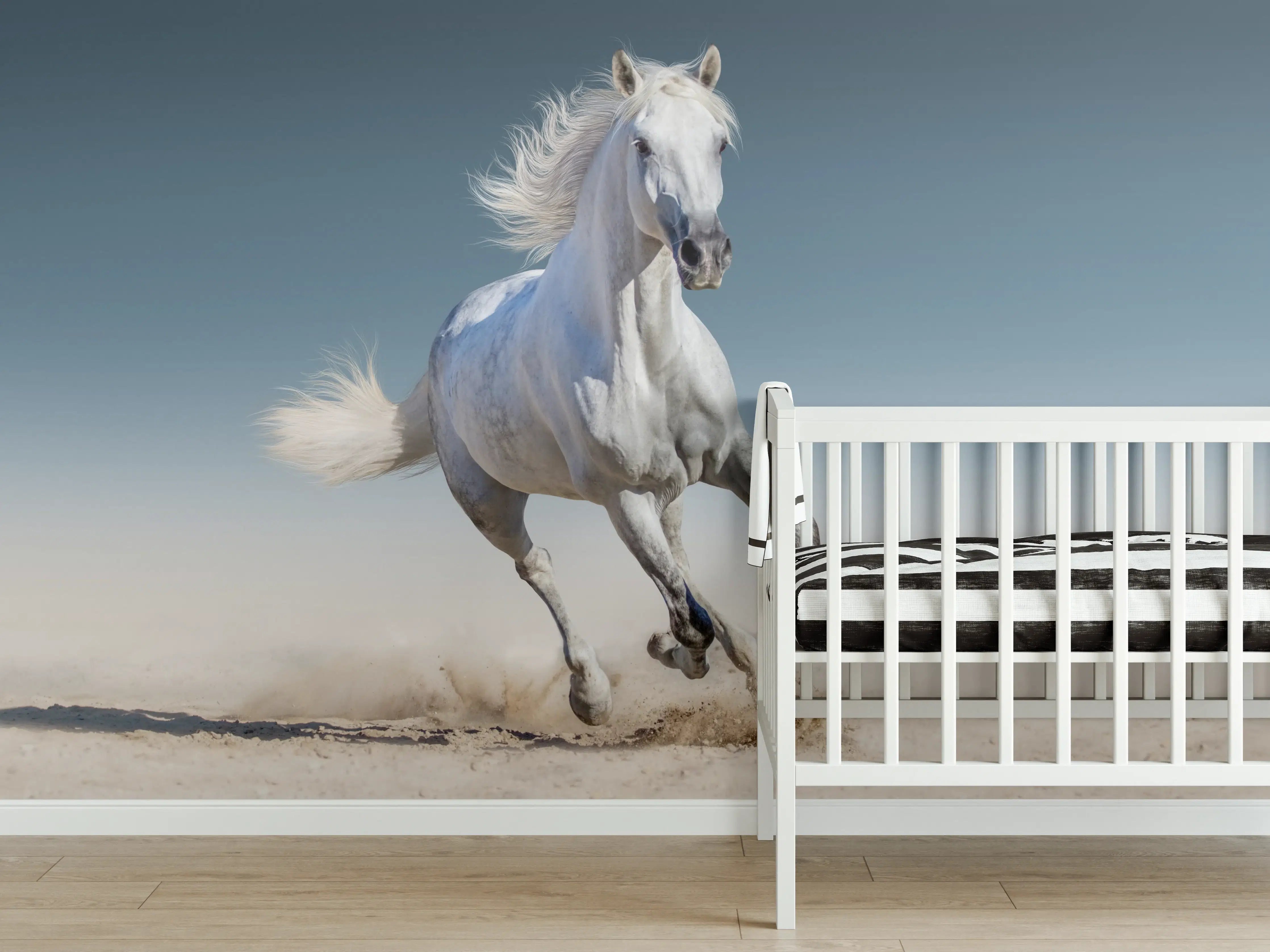 Babyzimmer Wandgestaltung - Elegantes weißes Pferd in Bewegung