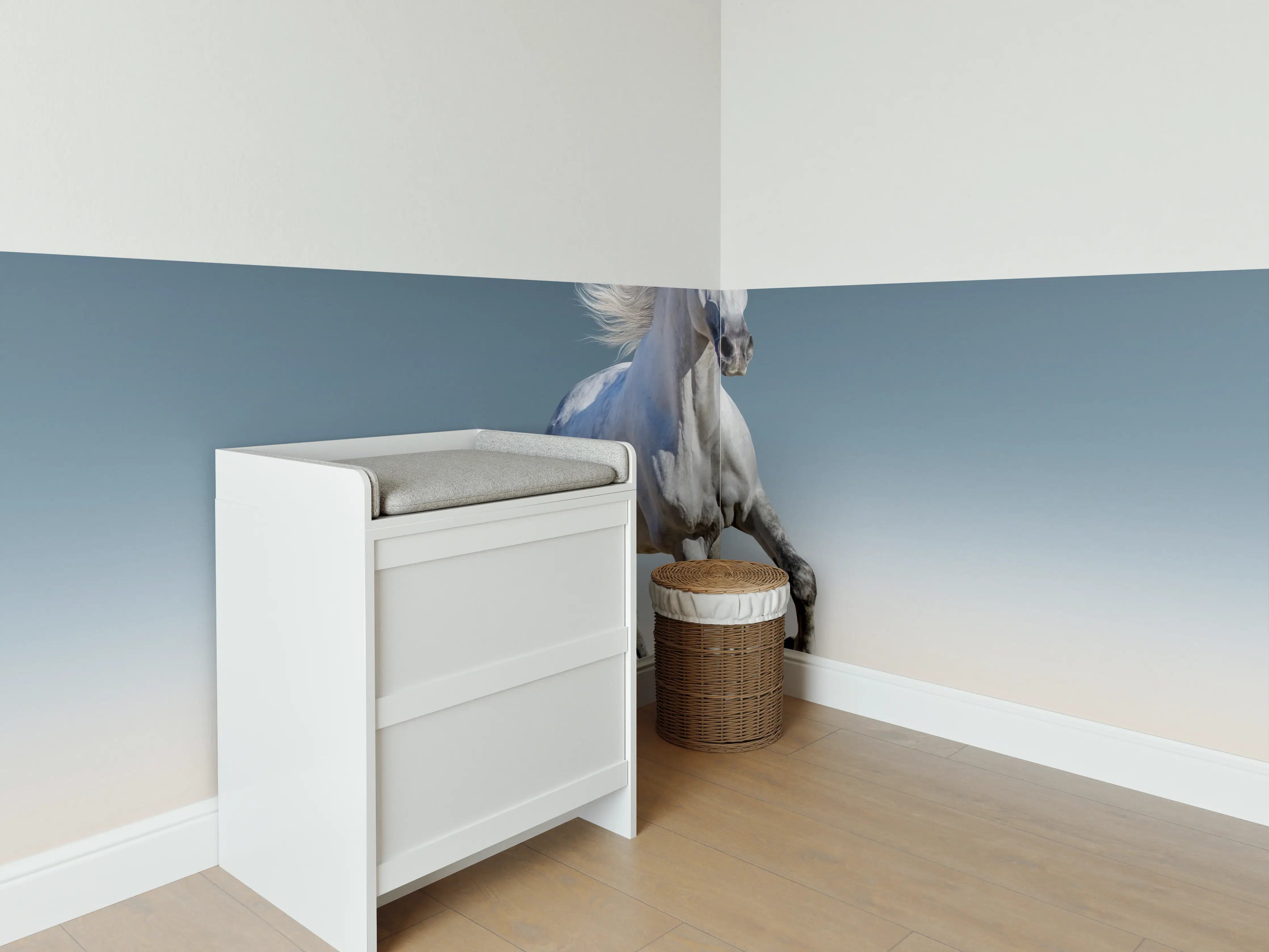 Babyzimmer Wandgestaltung - Elegantes weißes Pferd in Bewegung