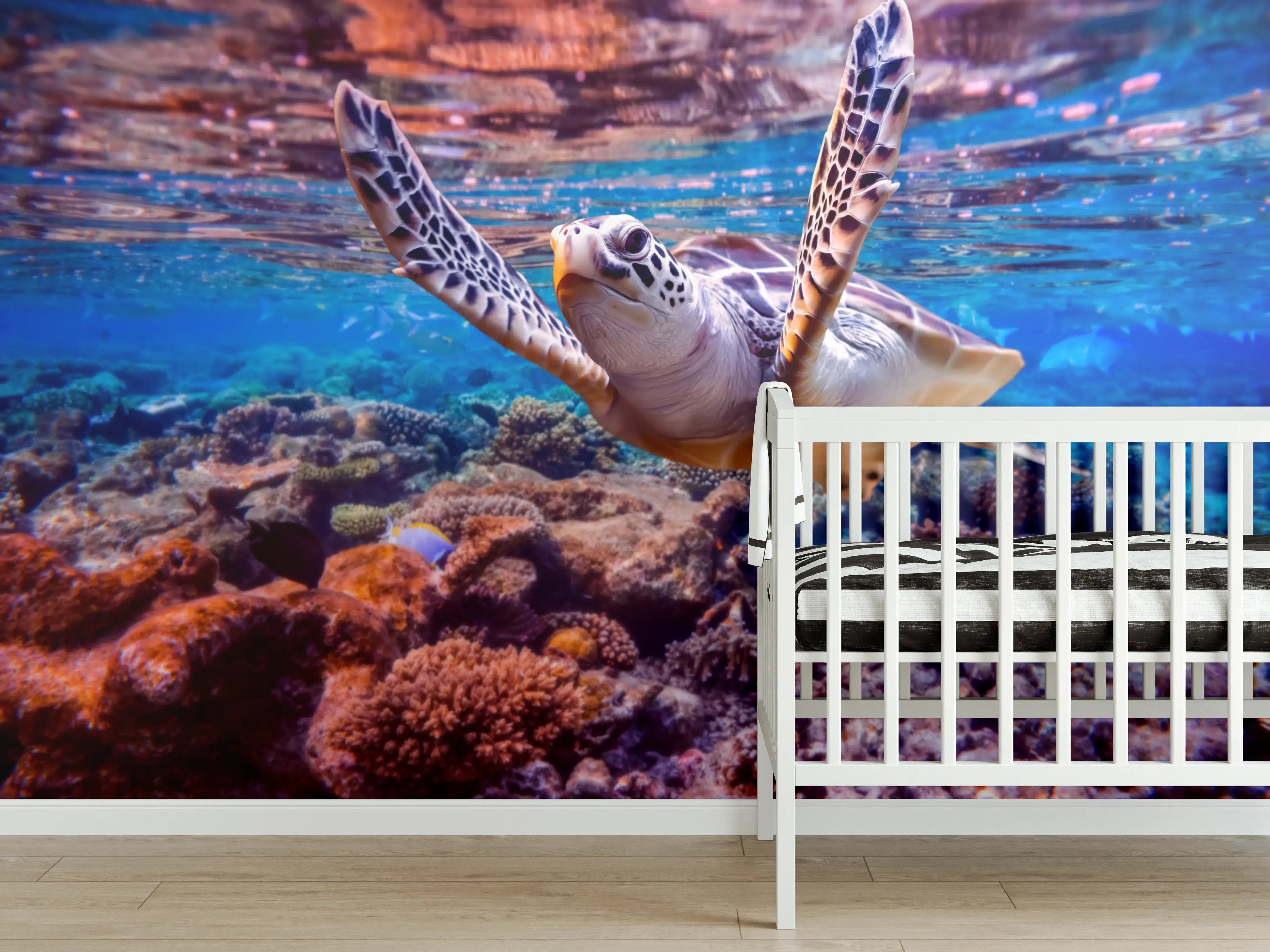 Babyzimmer Wandgestaltung - Elsa der Meeresschildkröte vor buntem Riff